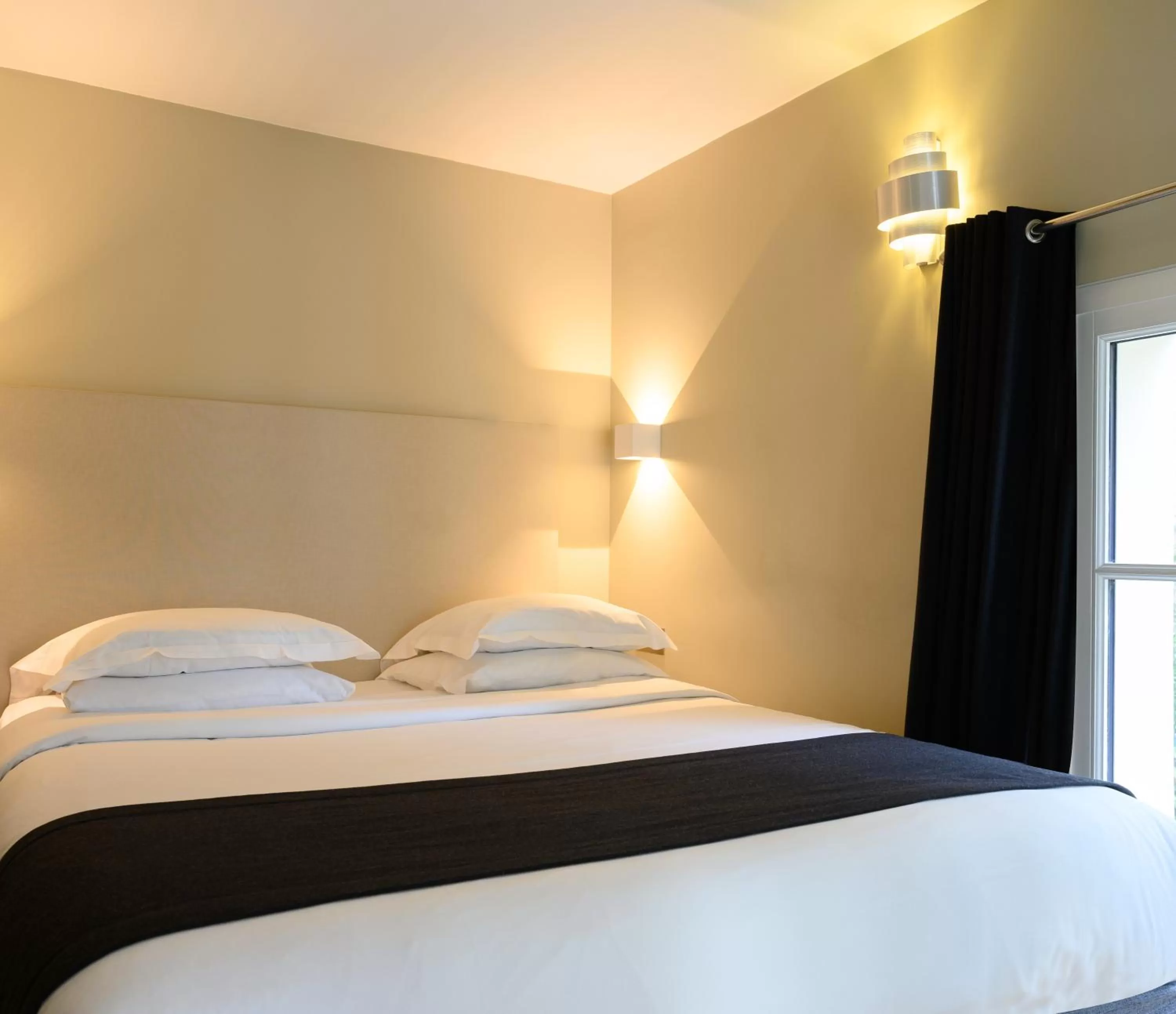 Bedroom, Bed in Hôtel Helzear Etoile