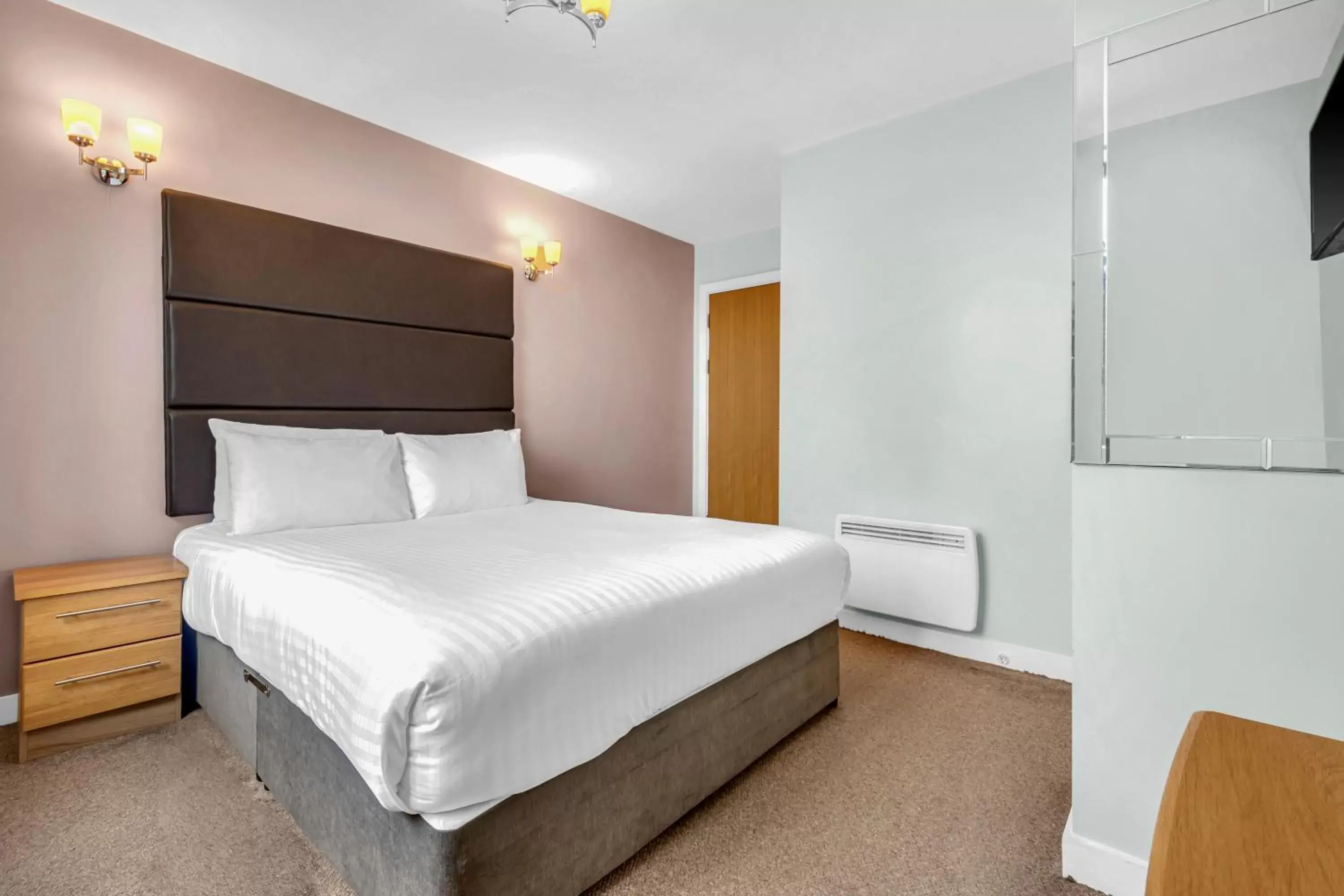 Bedroom, Bed in Roomzzz Leeds Headingley