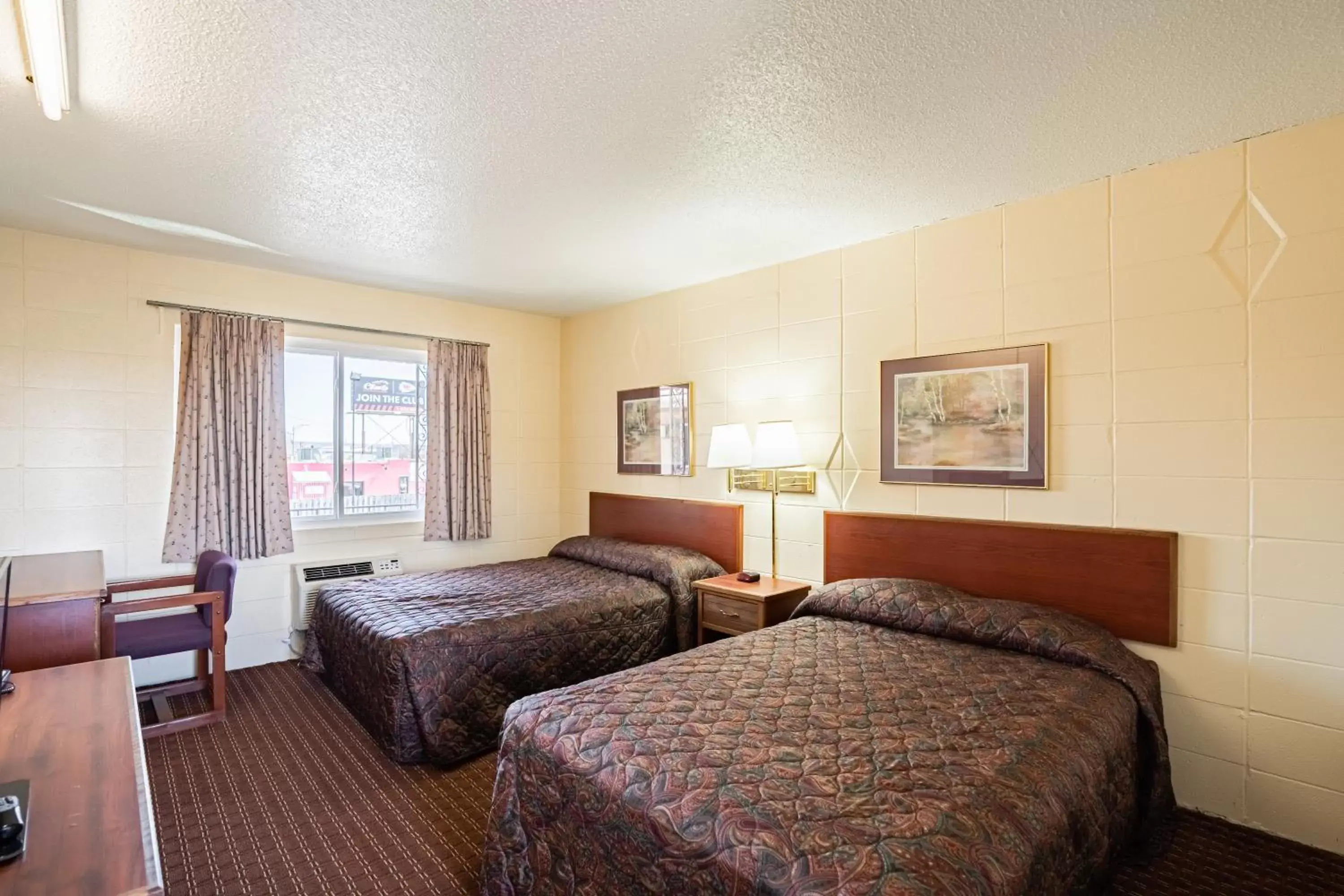 Toilet, Bed in Broadway Inn