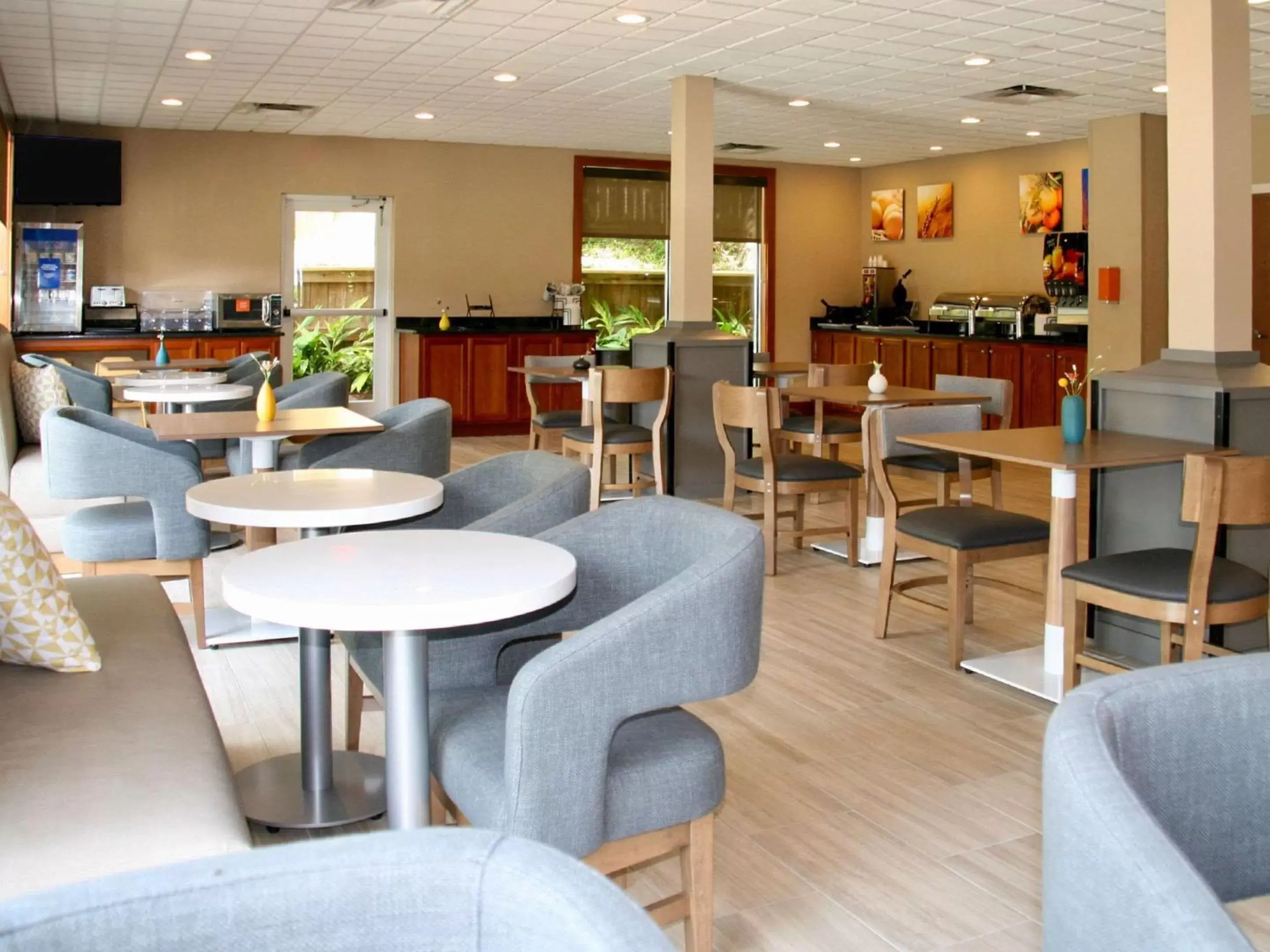 Breakfast, Lounge/Bar in Comfort Inn & Suites Crestview