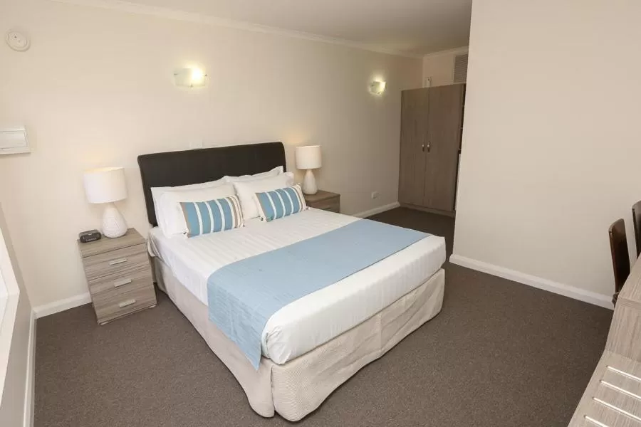 Bed in Seven Pines Motor Inn