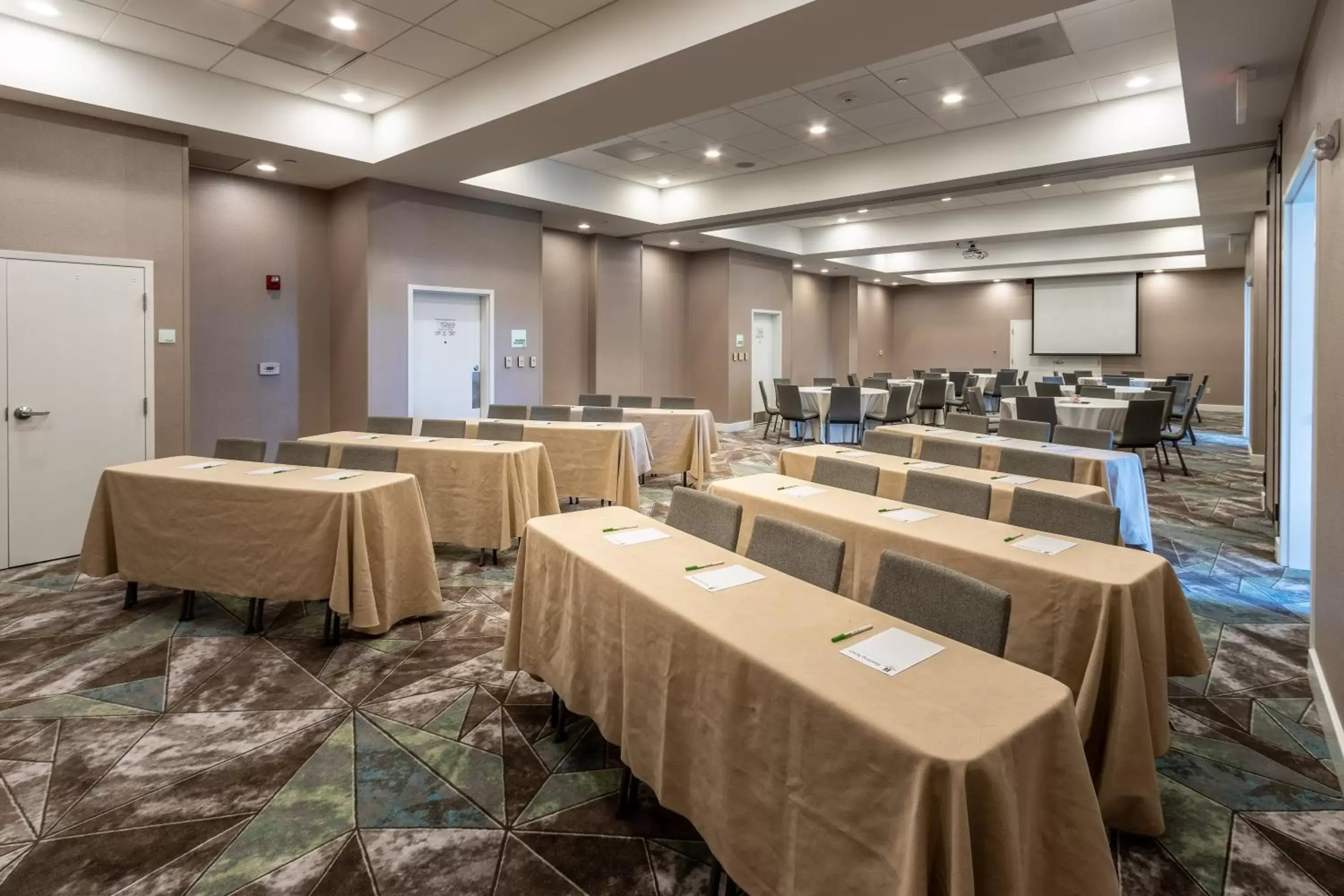 Meeting/conference room in Holiday Inn Hotel & Suites Memphis-Wolfchase Galleria, an IHG Hotel