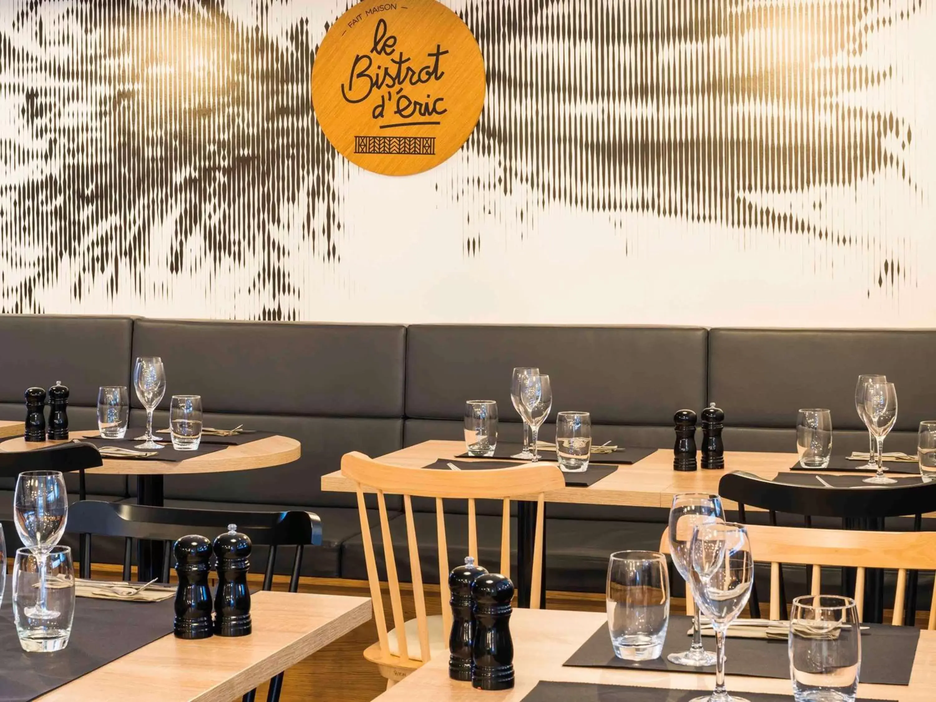 Restaurant/Places to Eat in ibis Styles Rouen Val De Reuil