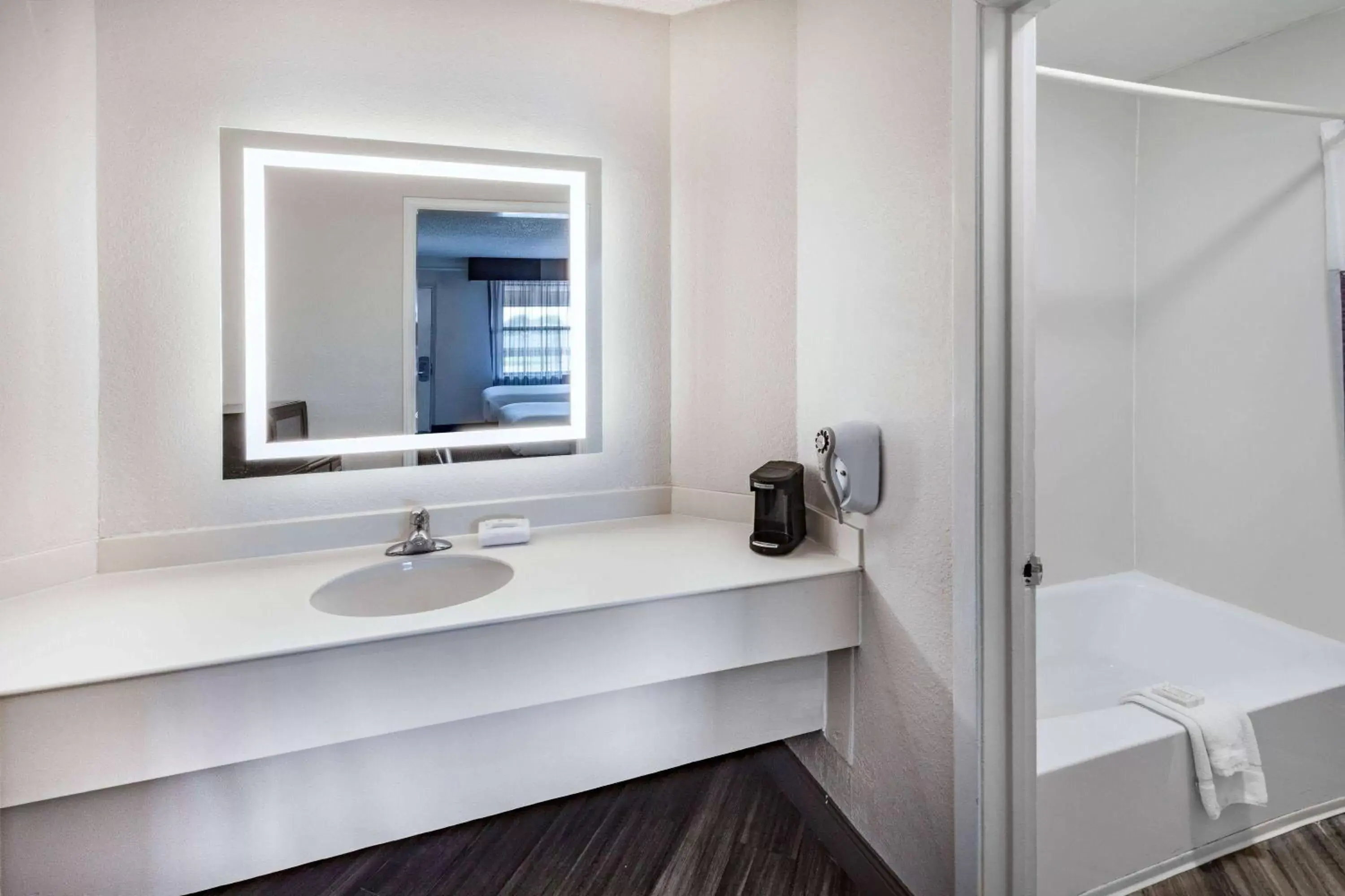 TV and multimedia, Bathroom in La Quinta Inn by Wyndham Laredo I-35
