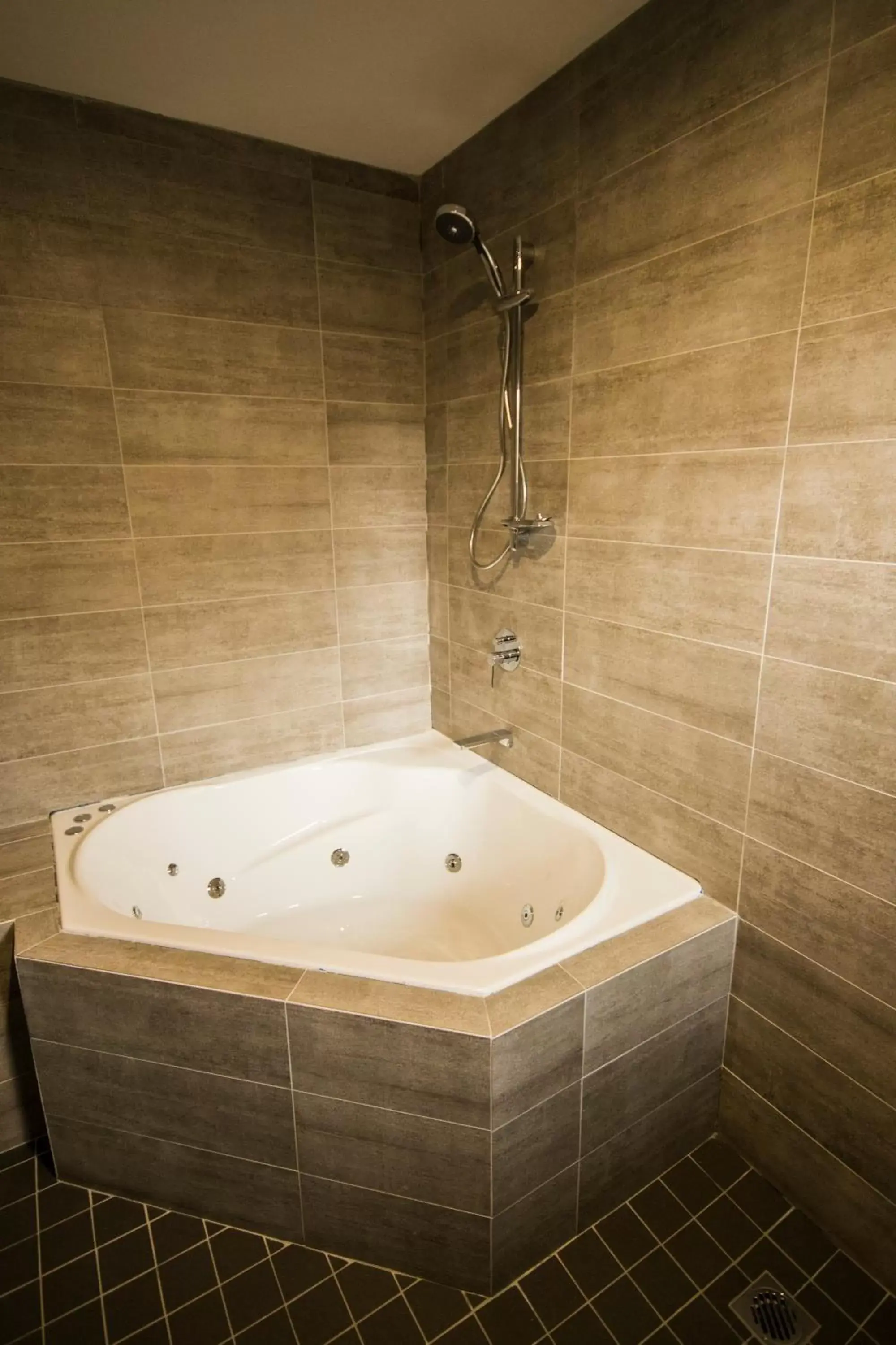 Hot Tub, Bathroom in Quays Hotel