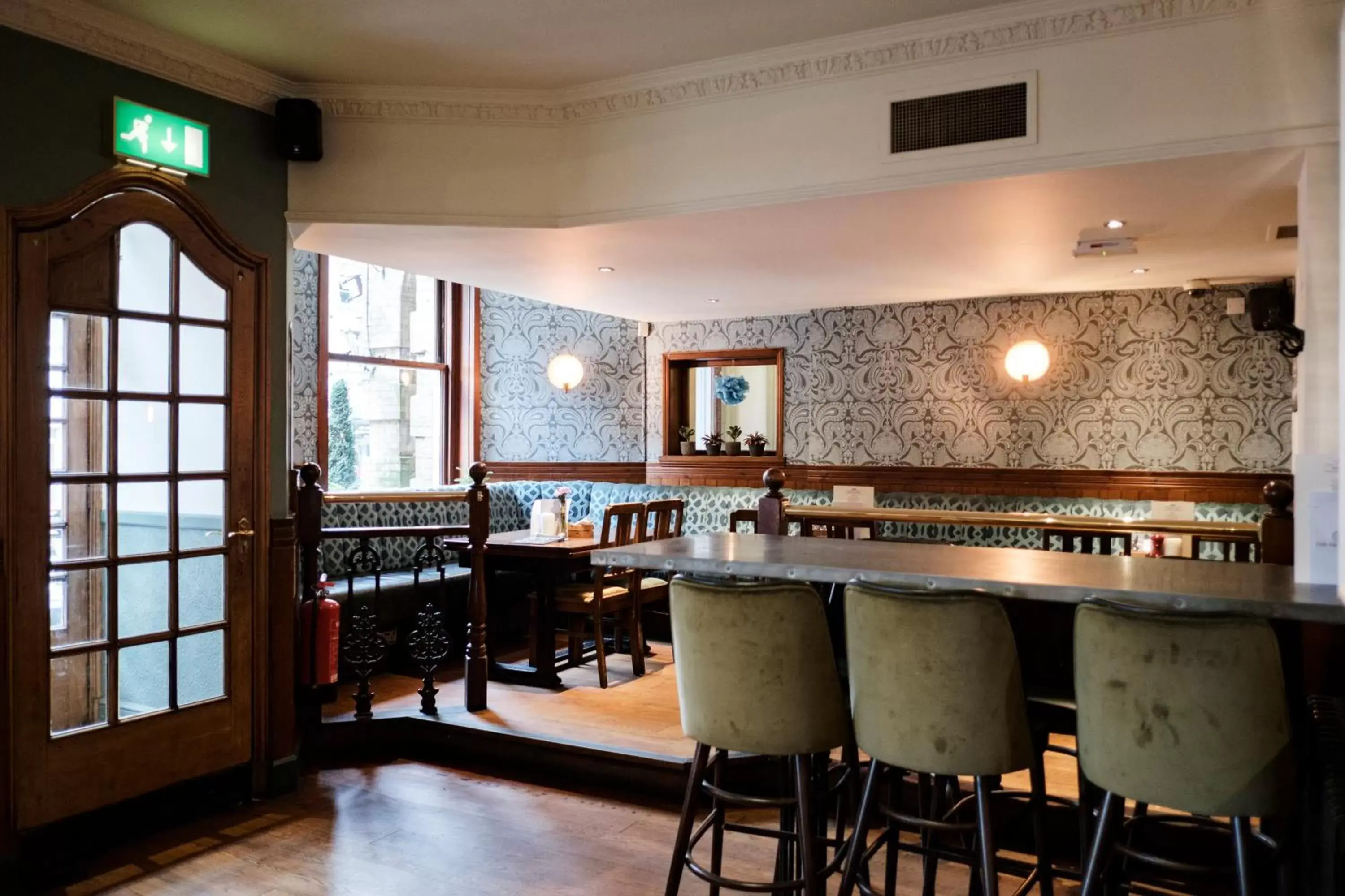 Lounge or bar, Kitchen/Kitchenette in The Drayton Court Hotel
