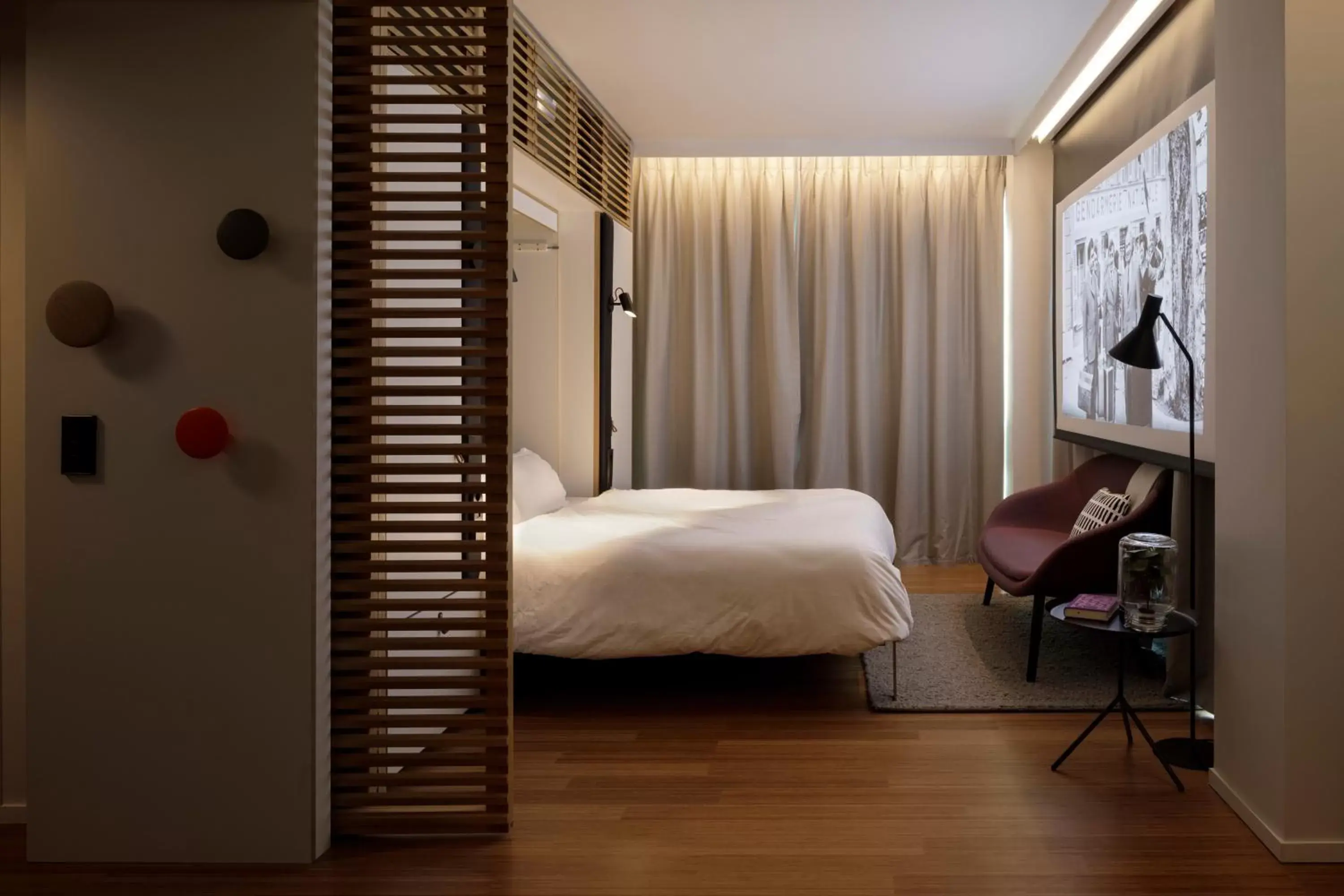 Photo of the whole room, Bed in Zoku Paris