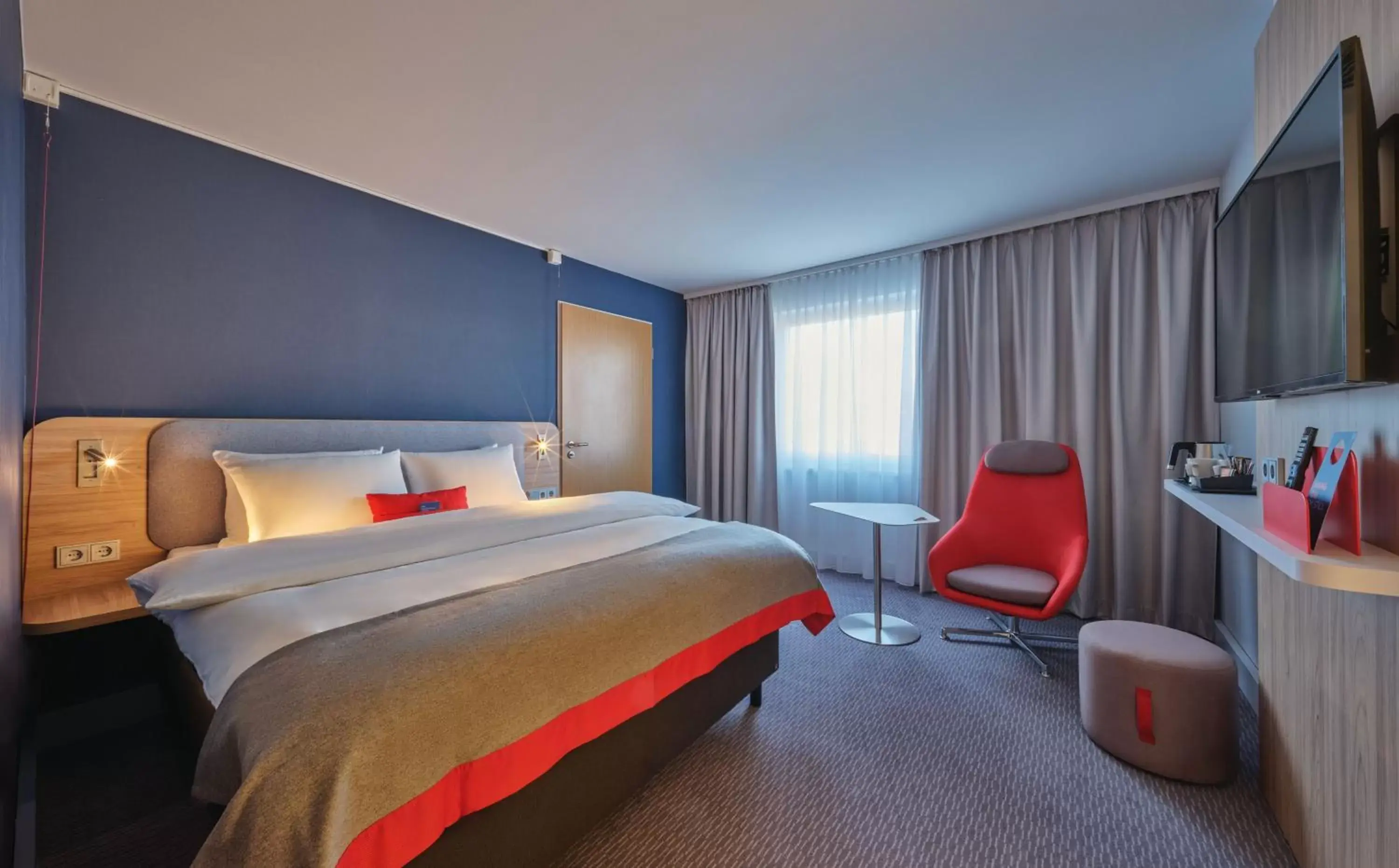 Bedroom, Bed in Holiday Inn Express Frankfurt Messe, an IHG Hotel