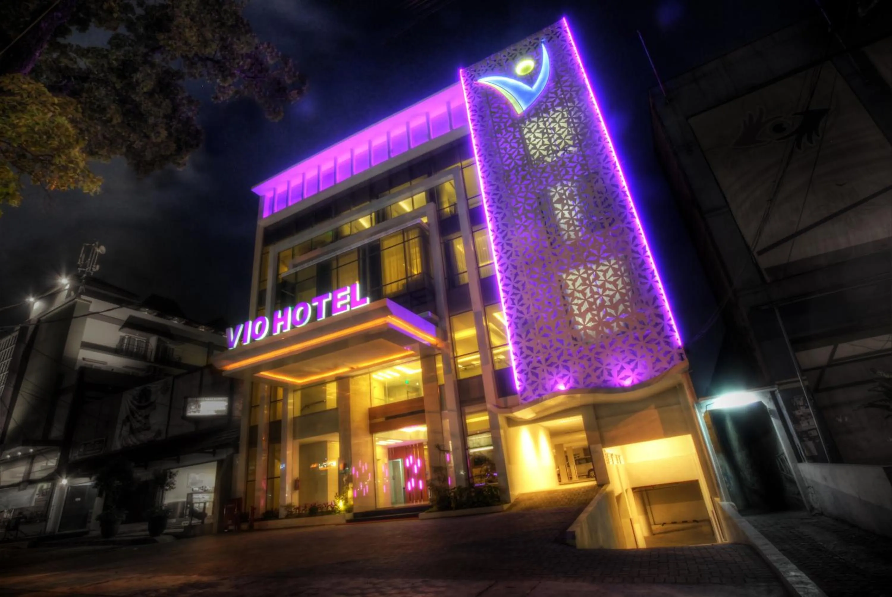 Facade/entrance in Vio Cihampelas