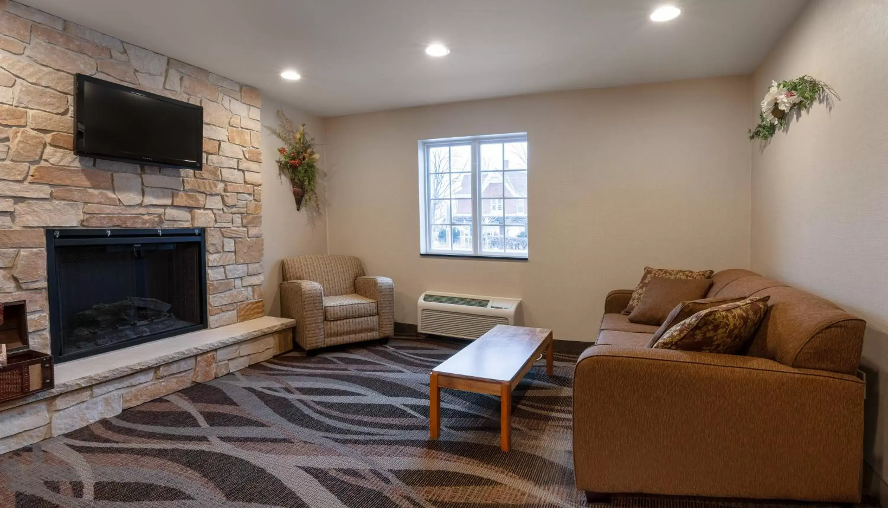 Communal lounge/ TV room, Seating Area in Cobblestone Inn & Suites - Durand