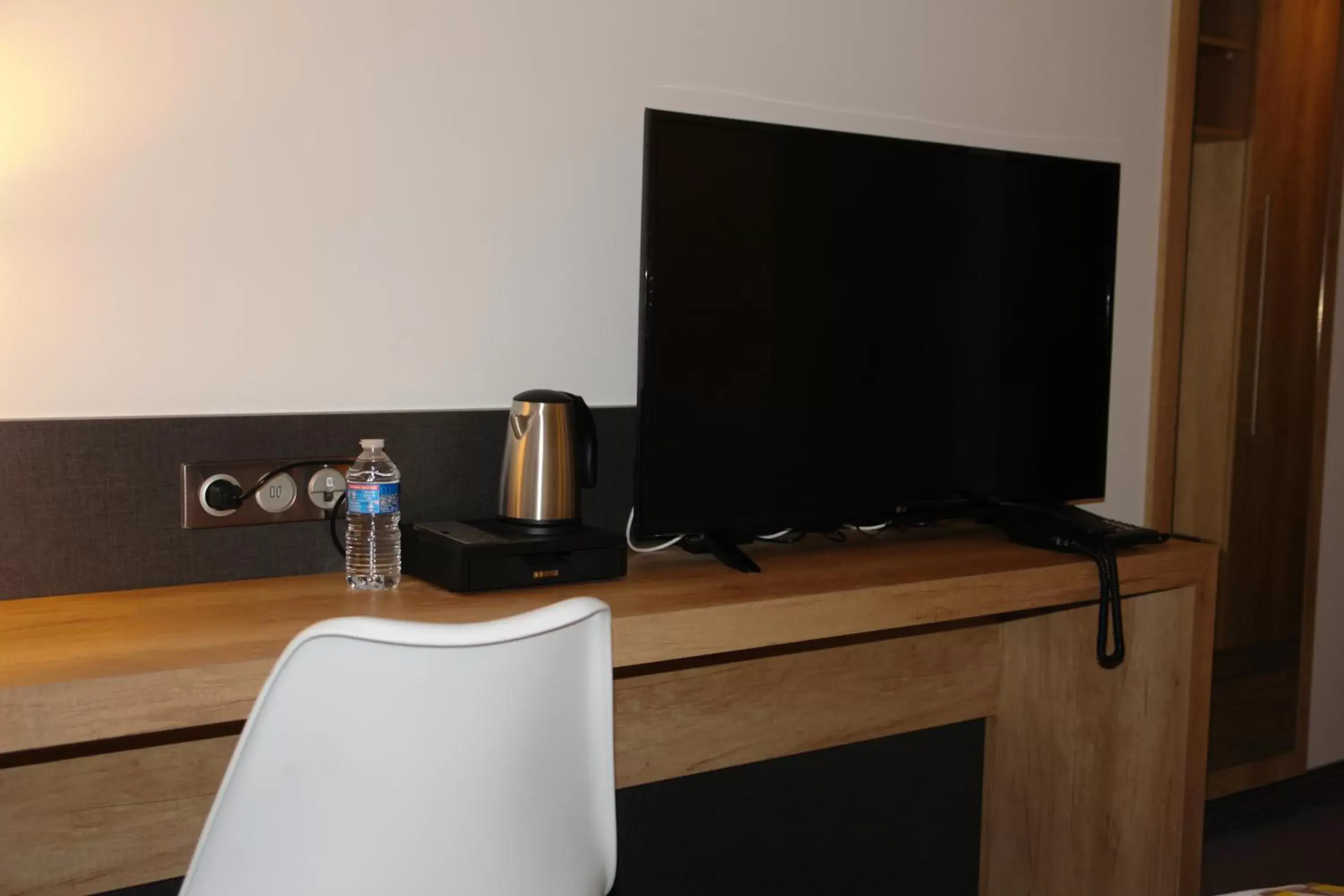 Seating area, TV/Entertainment Center in Brit Hotel Confort Loches