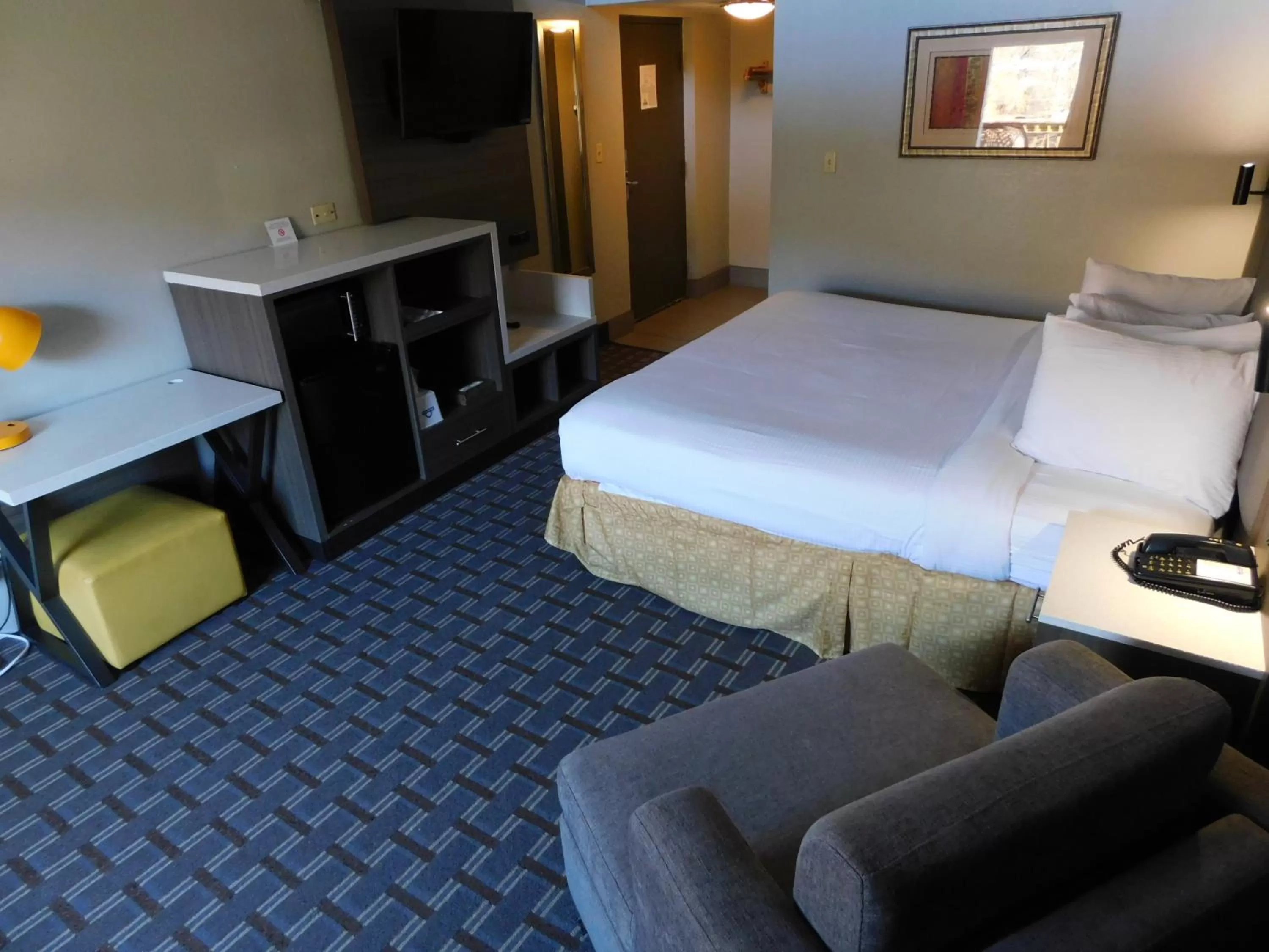 Bed in Days Inn & Suites by Wyndham Downtown Gatlinburg Parkway