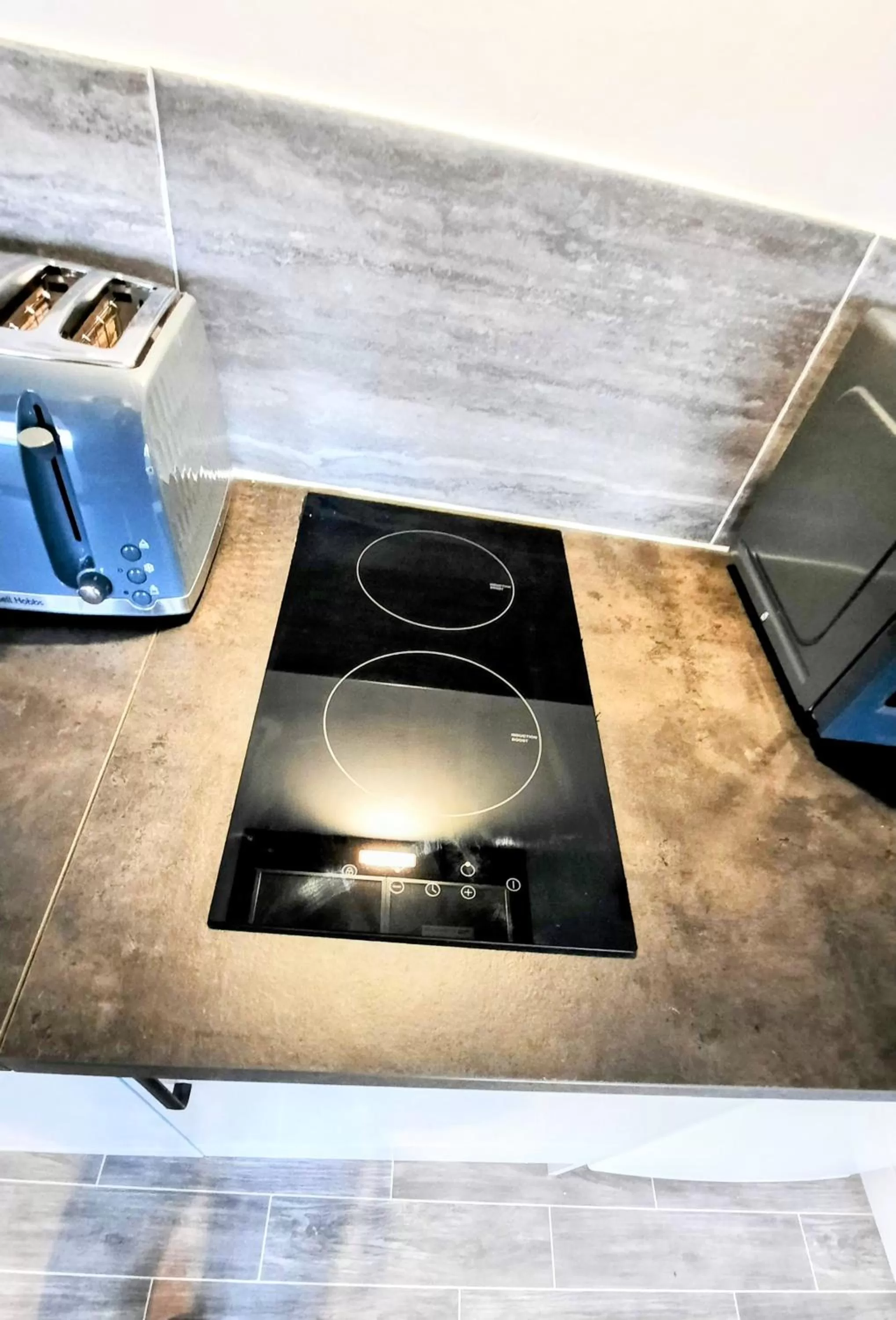 stove, Kitchen/Kitchenette in Burford Road - Stay. Sleep. Rest.