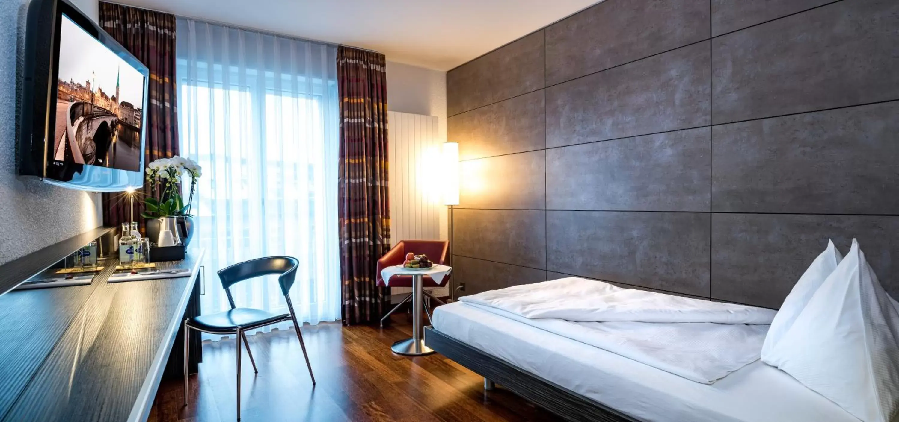 Photo of the whole room, Bed in Hotel Sternen Oerlikon
