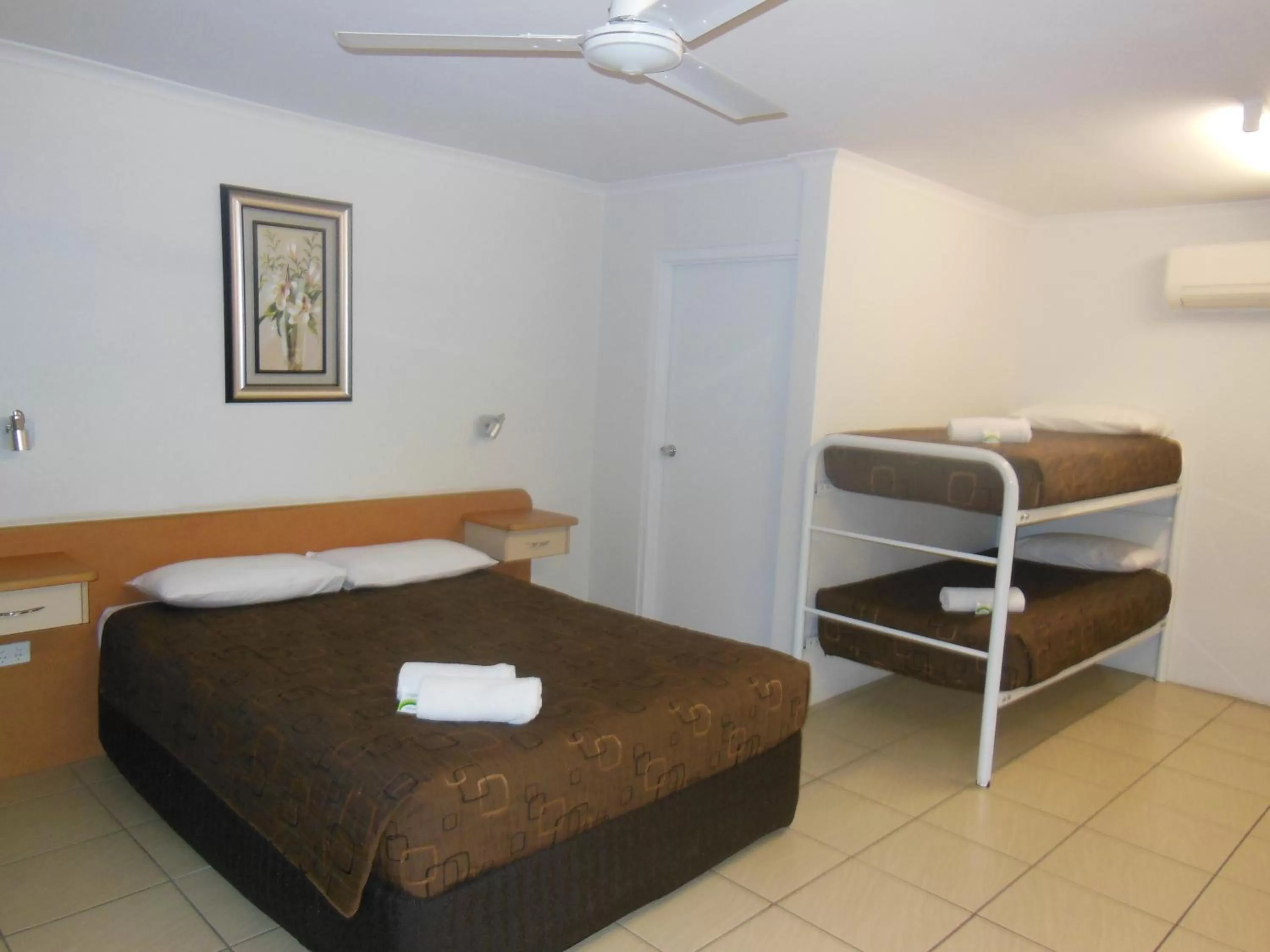 Bedroom, Bed in Country Road Motel