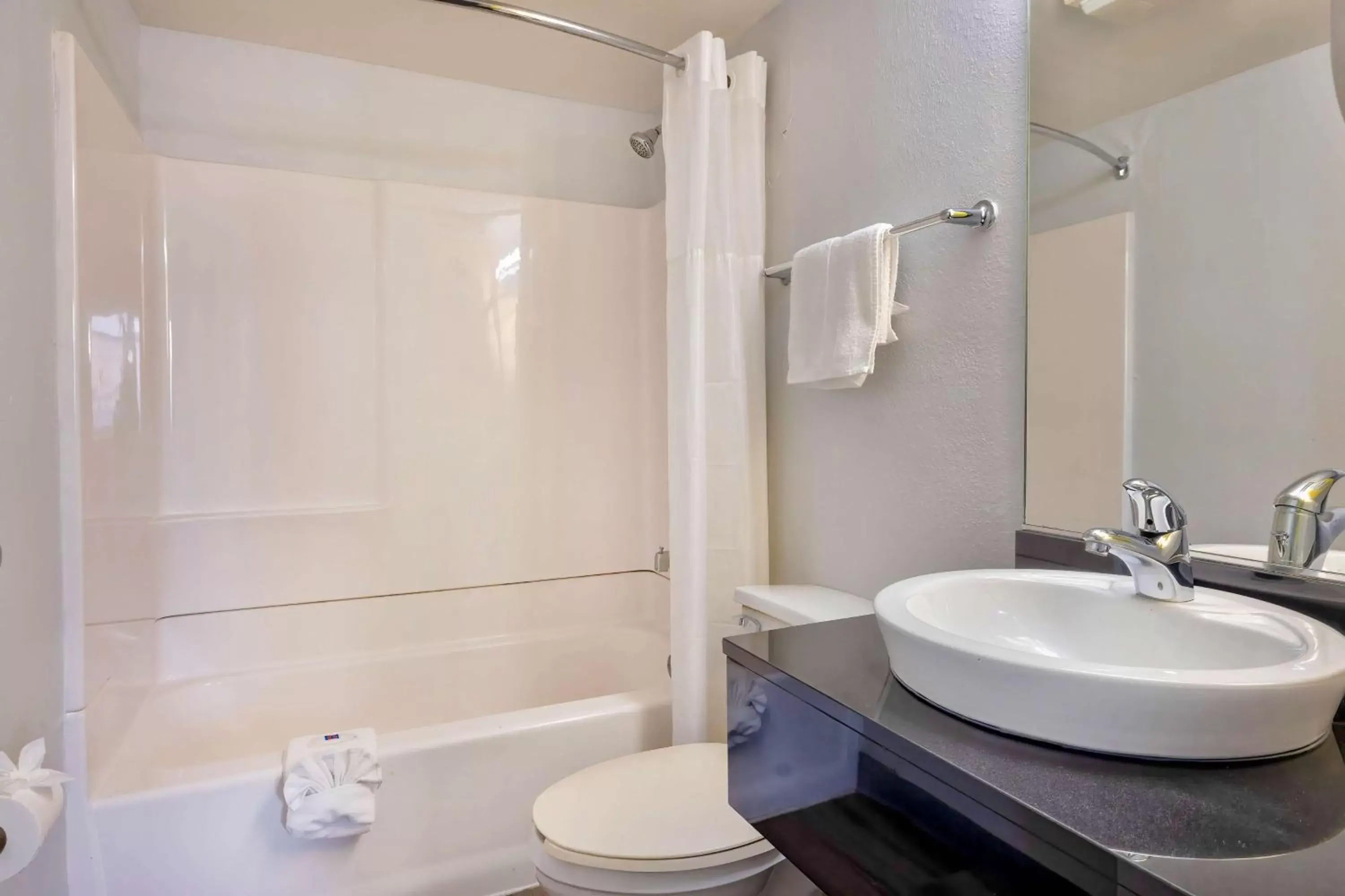 Bathroom in Motel 6-Villa Park, IL - Chicago West