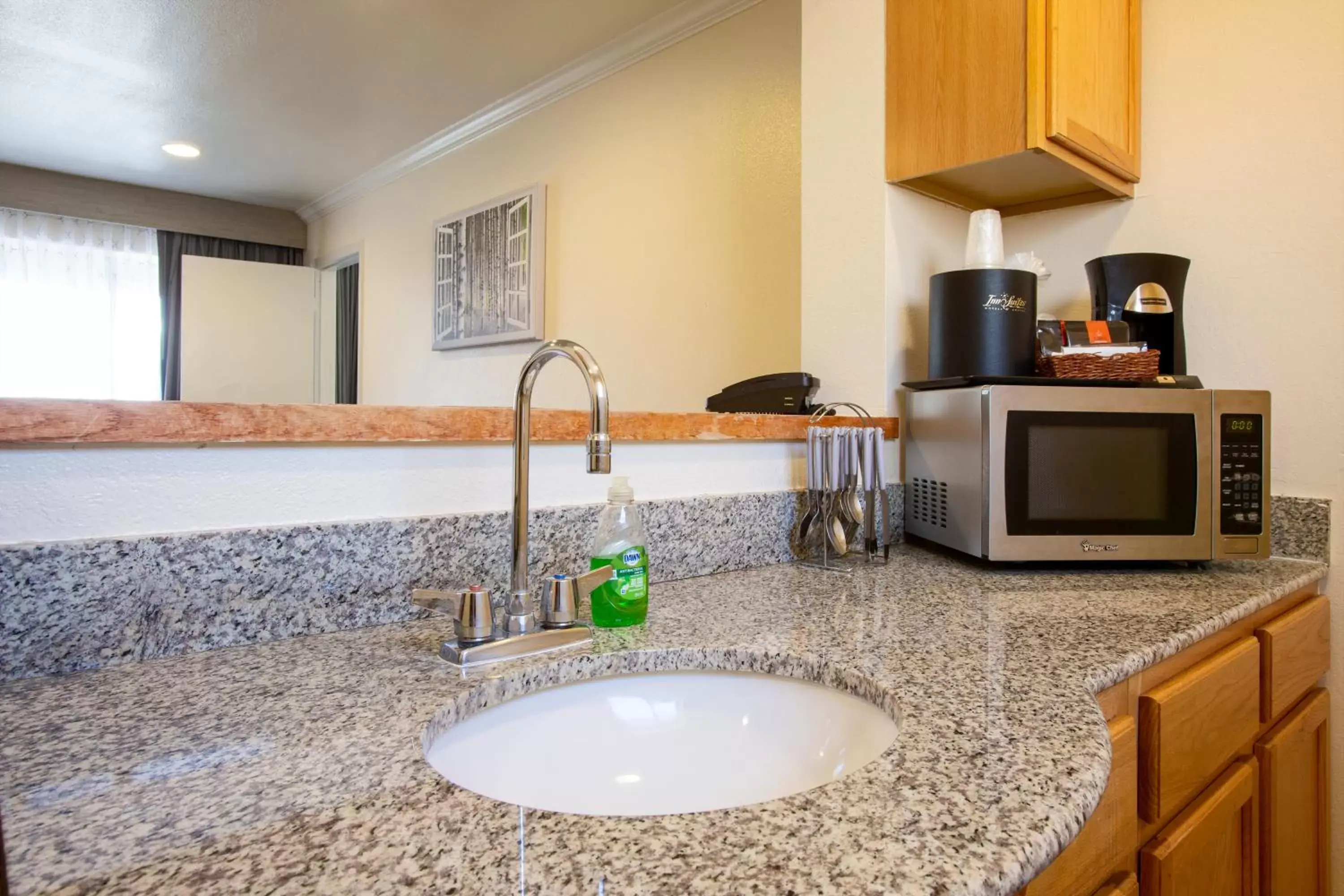 Kitchen or kitchenette in Hotel Aspen Flagstaff/ Grand Canyon InnSuites