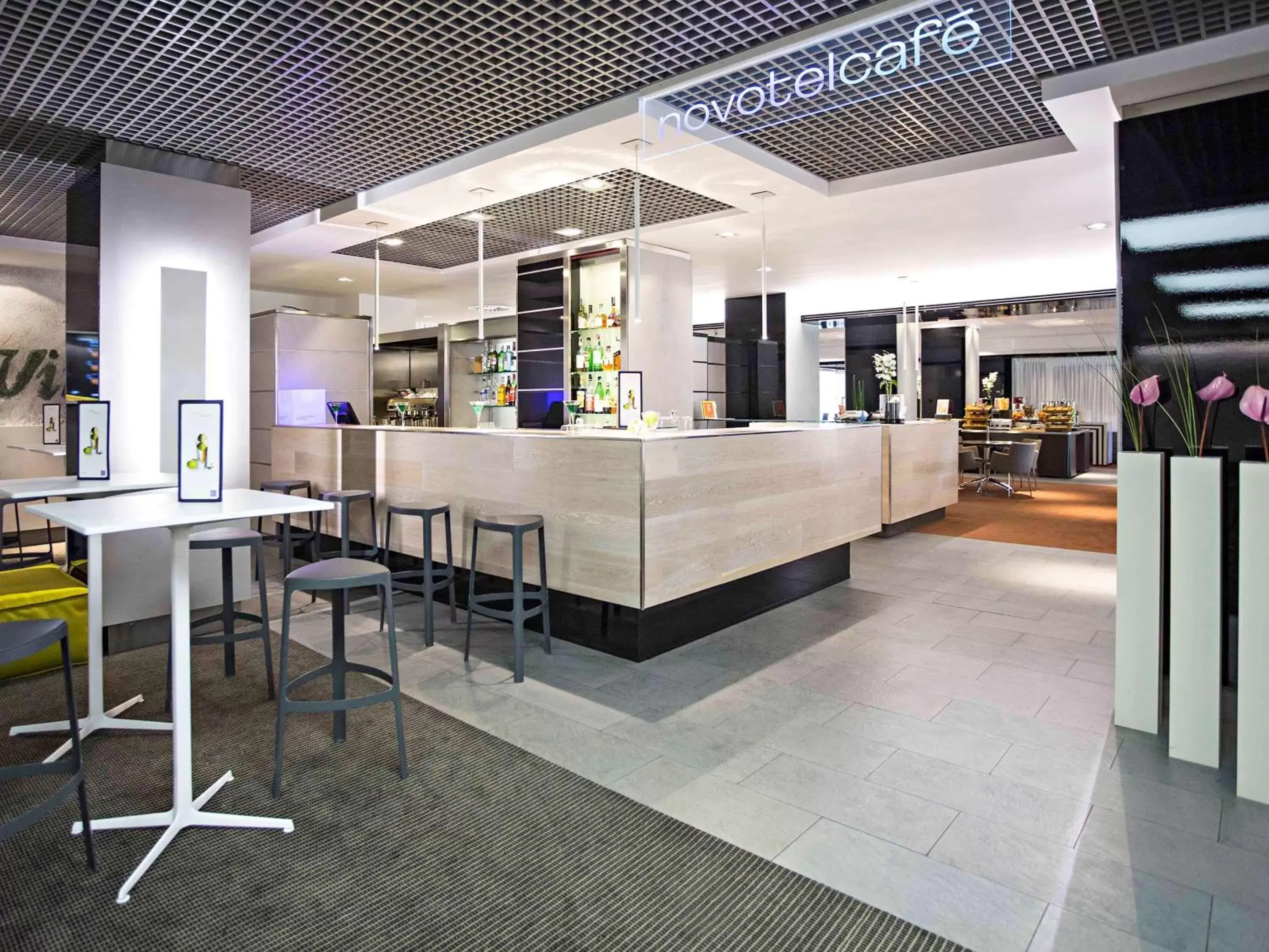 Lounge or bar in Novotel Milano Nord Ca' Granda