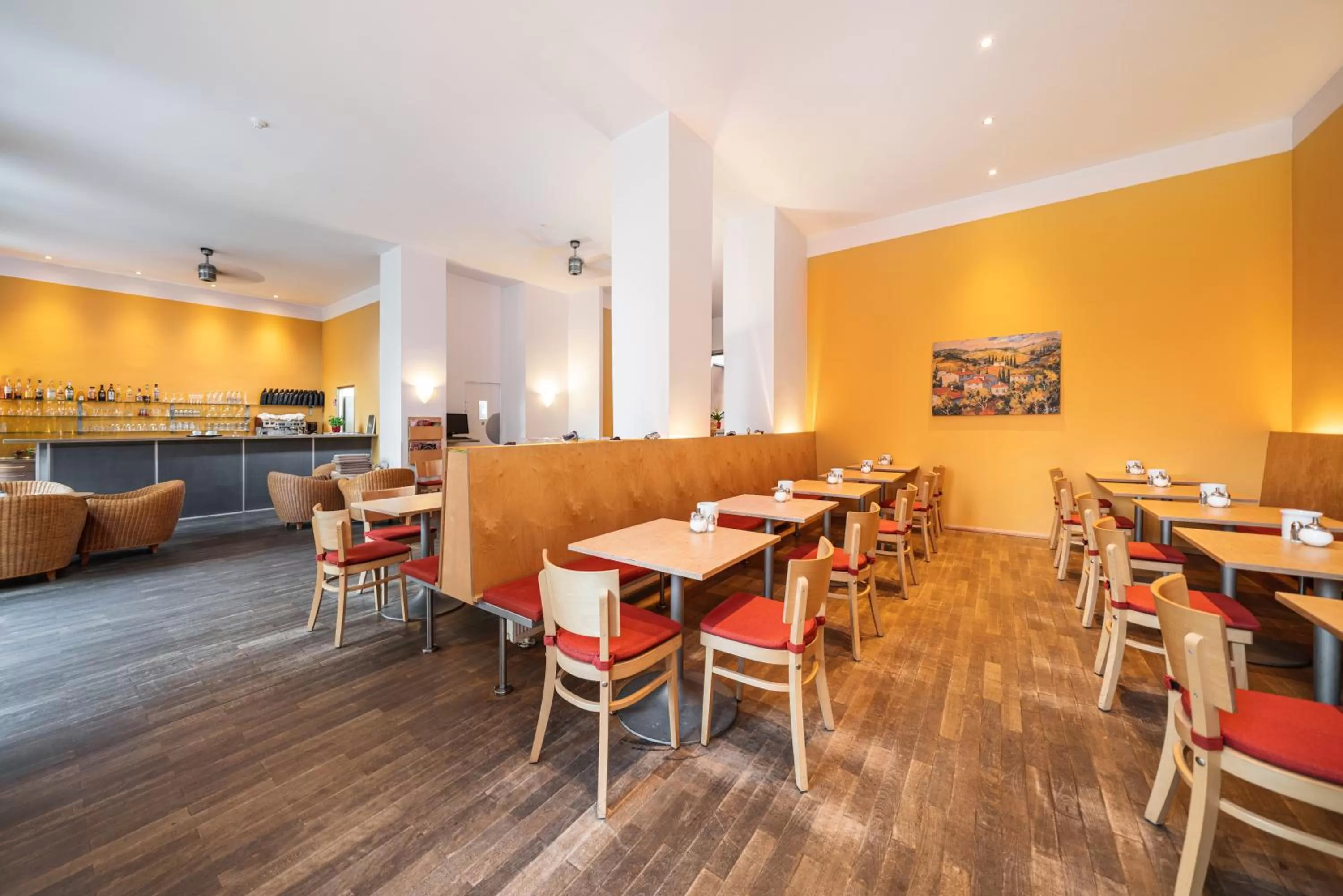 Restaurant/places to eat in Hotel 26