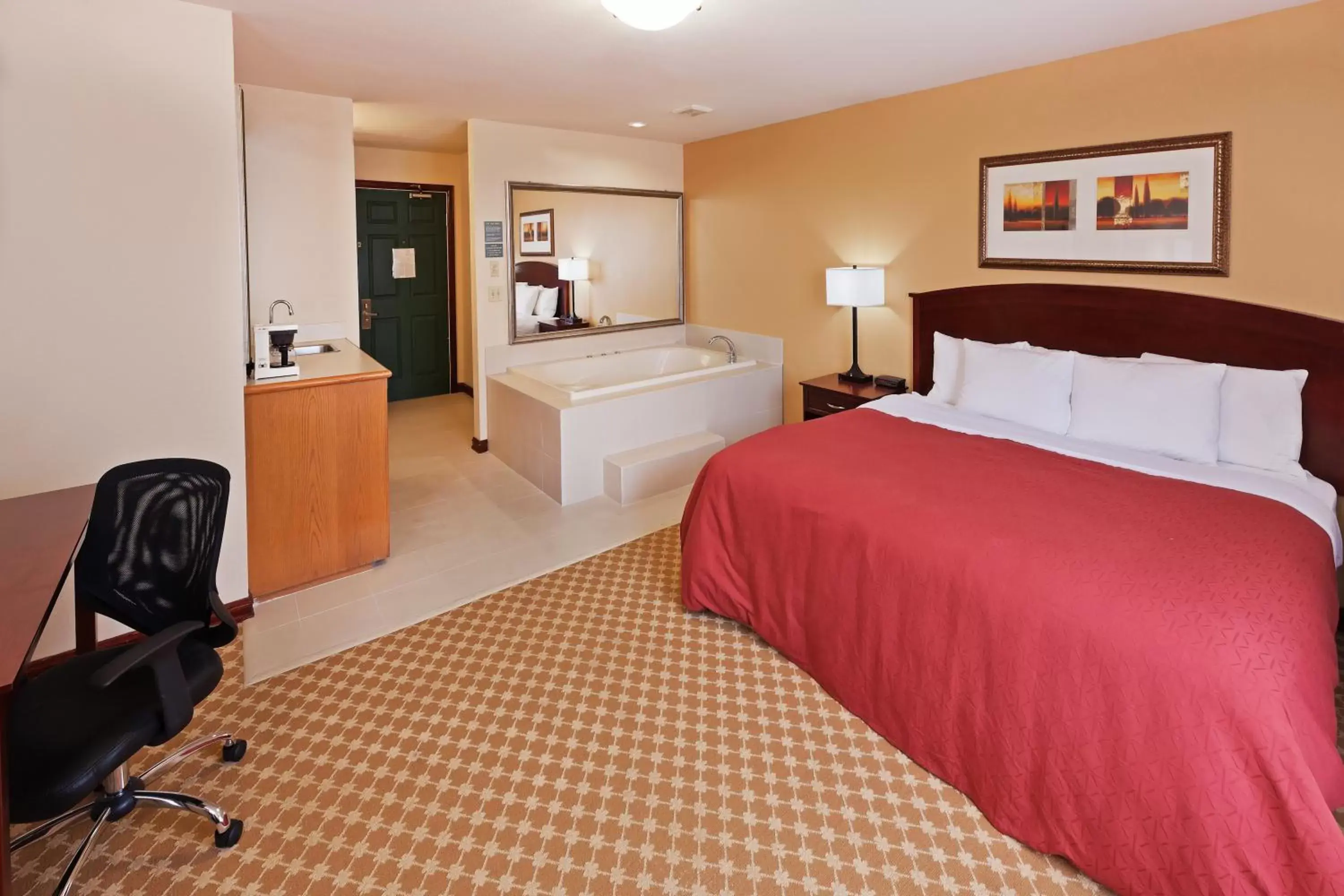 Photo of the whole room, Bed in Country Inn & Suites by Radisson, Tulsa, OK