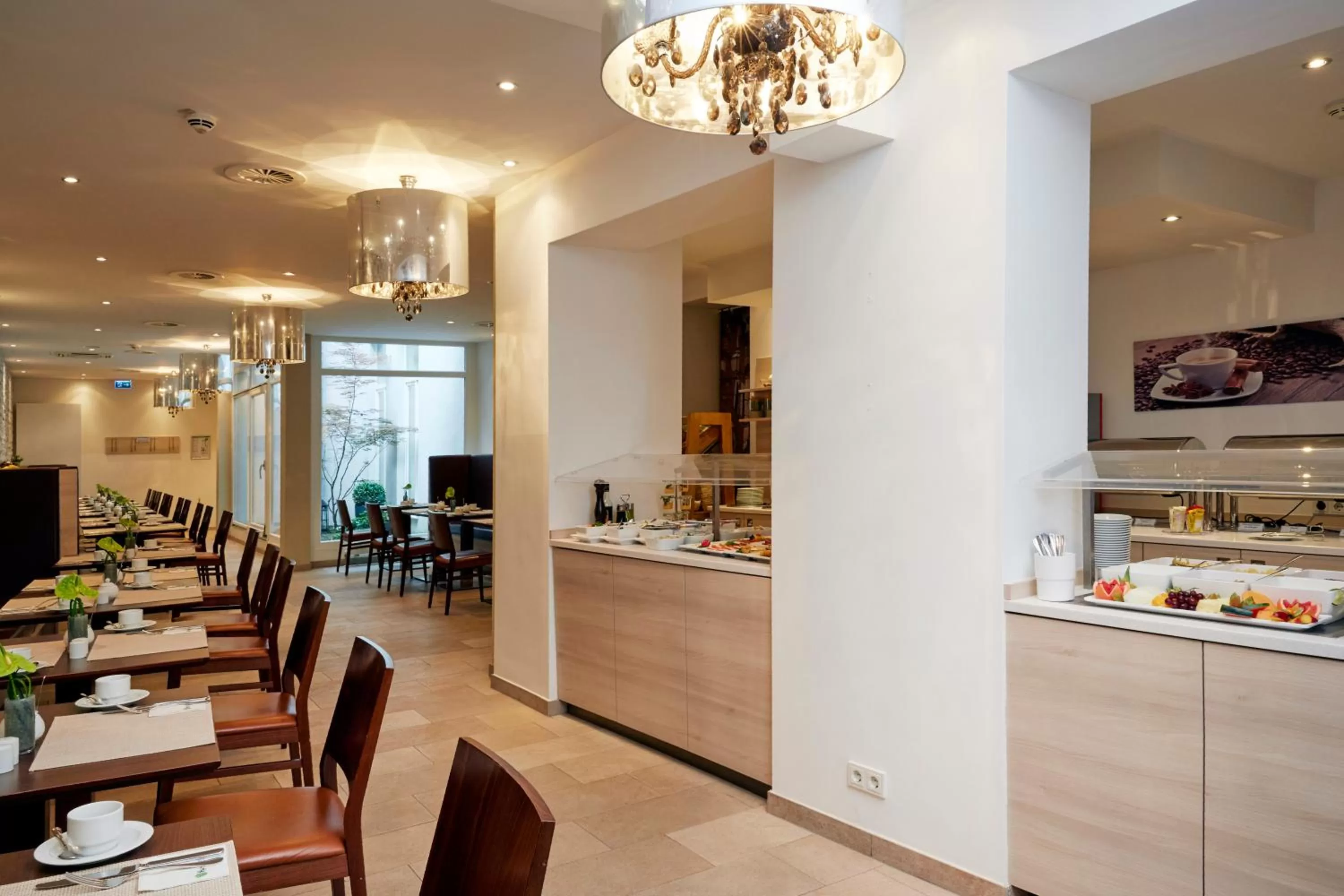 Restaurant/places to eat in H+ Hotel München