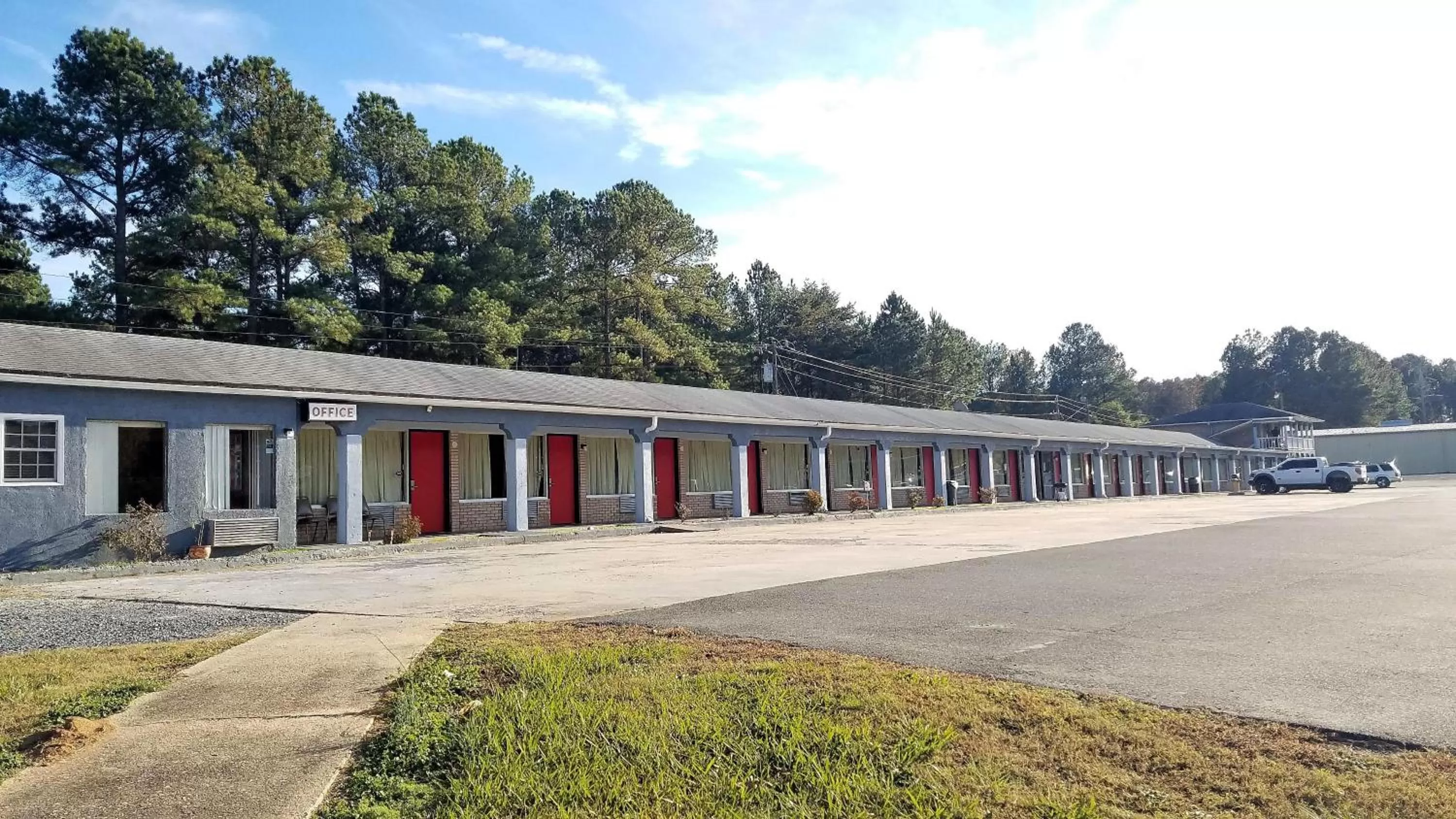 Property building in Roadway Inn Troy