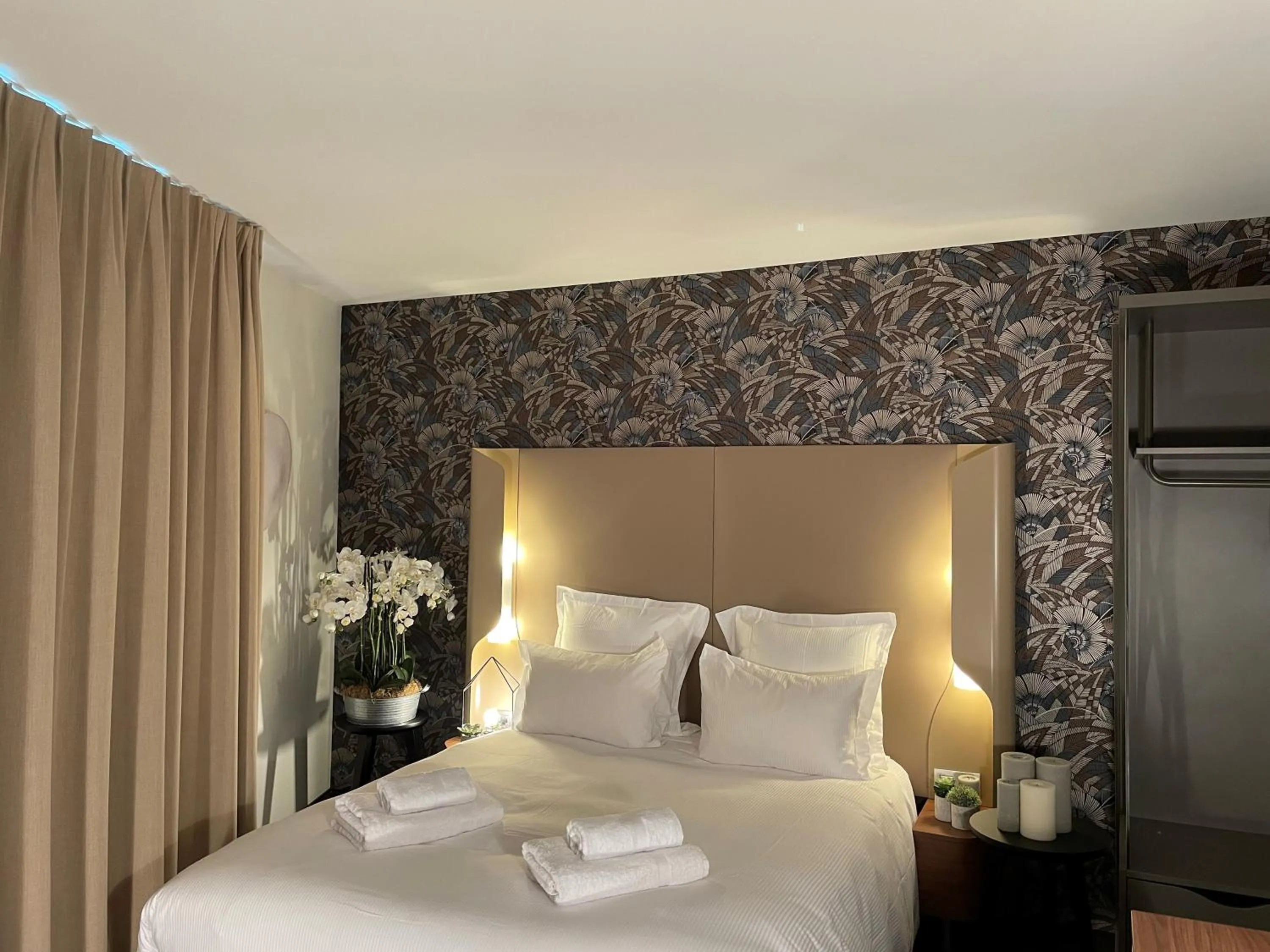 Bedroom, Bed in Dali Hôtel Perpignan - Restaurant