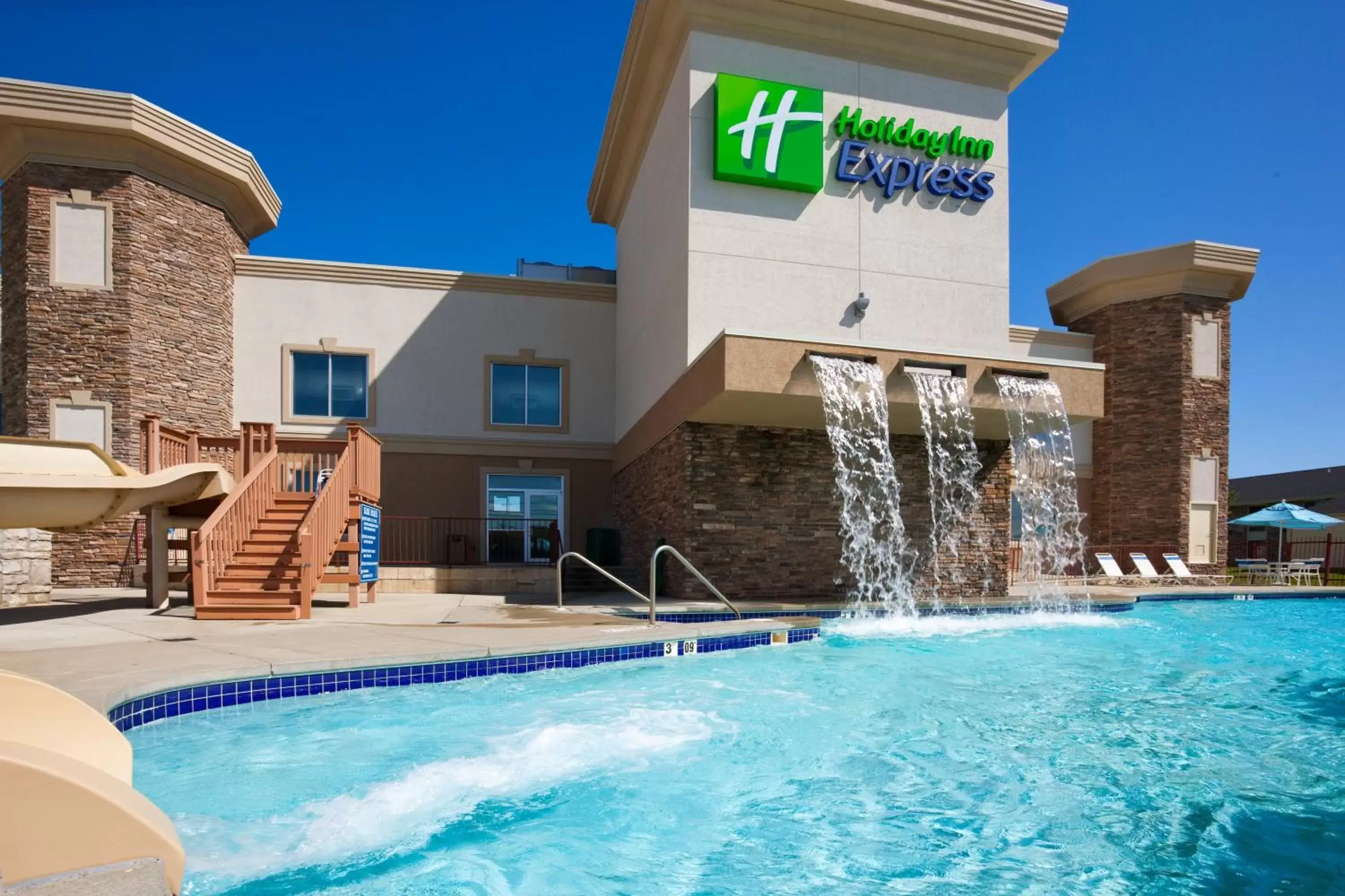 Swimming pool, Property Building in Holiday Inn Express Wisconsin Dells, an IHG Hotel