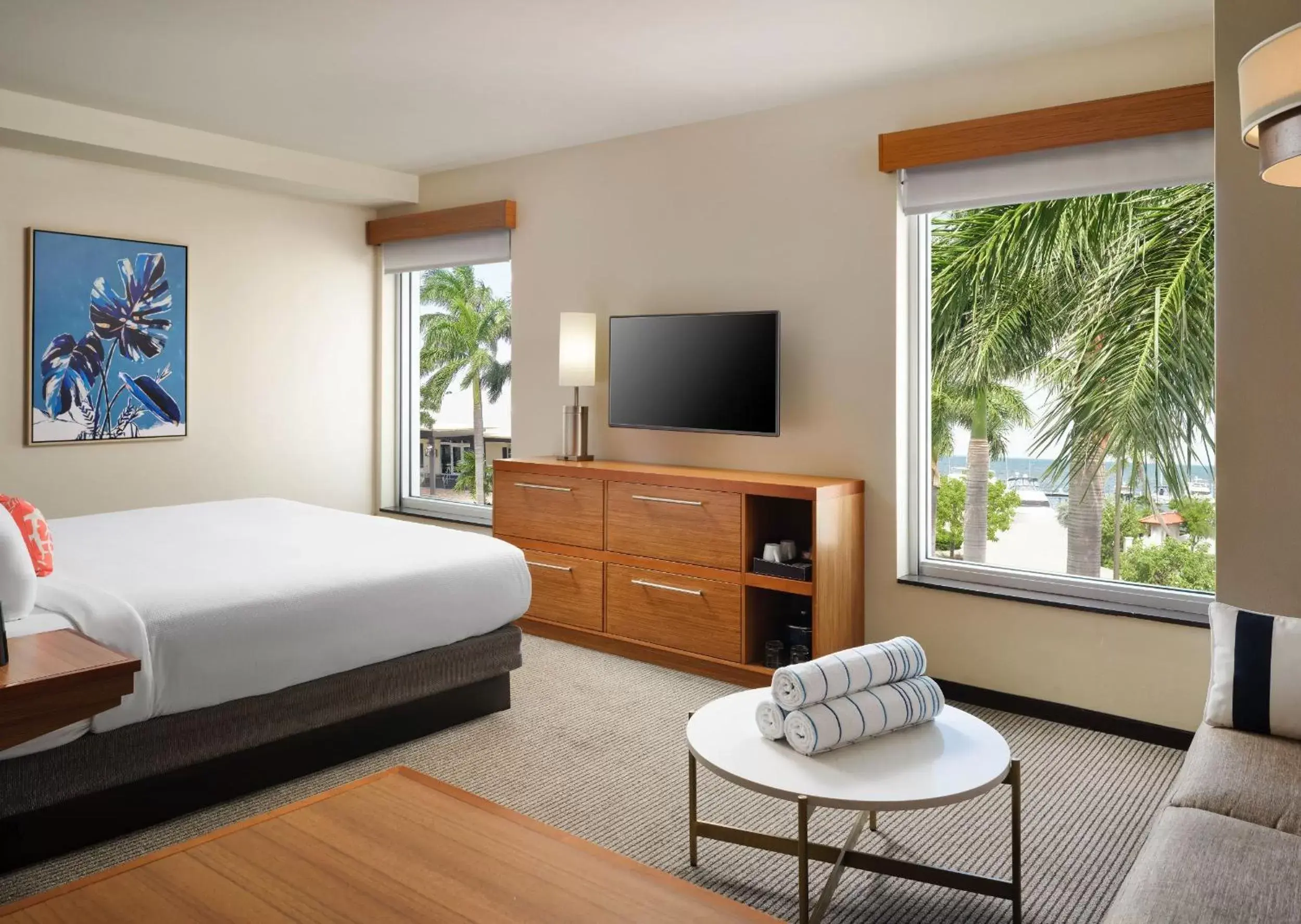Bed, TV/Entertainment Center in Faro Blanco Resort & Yacht Club