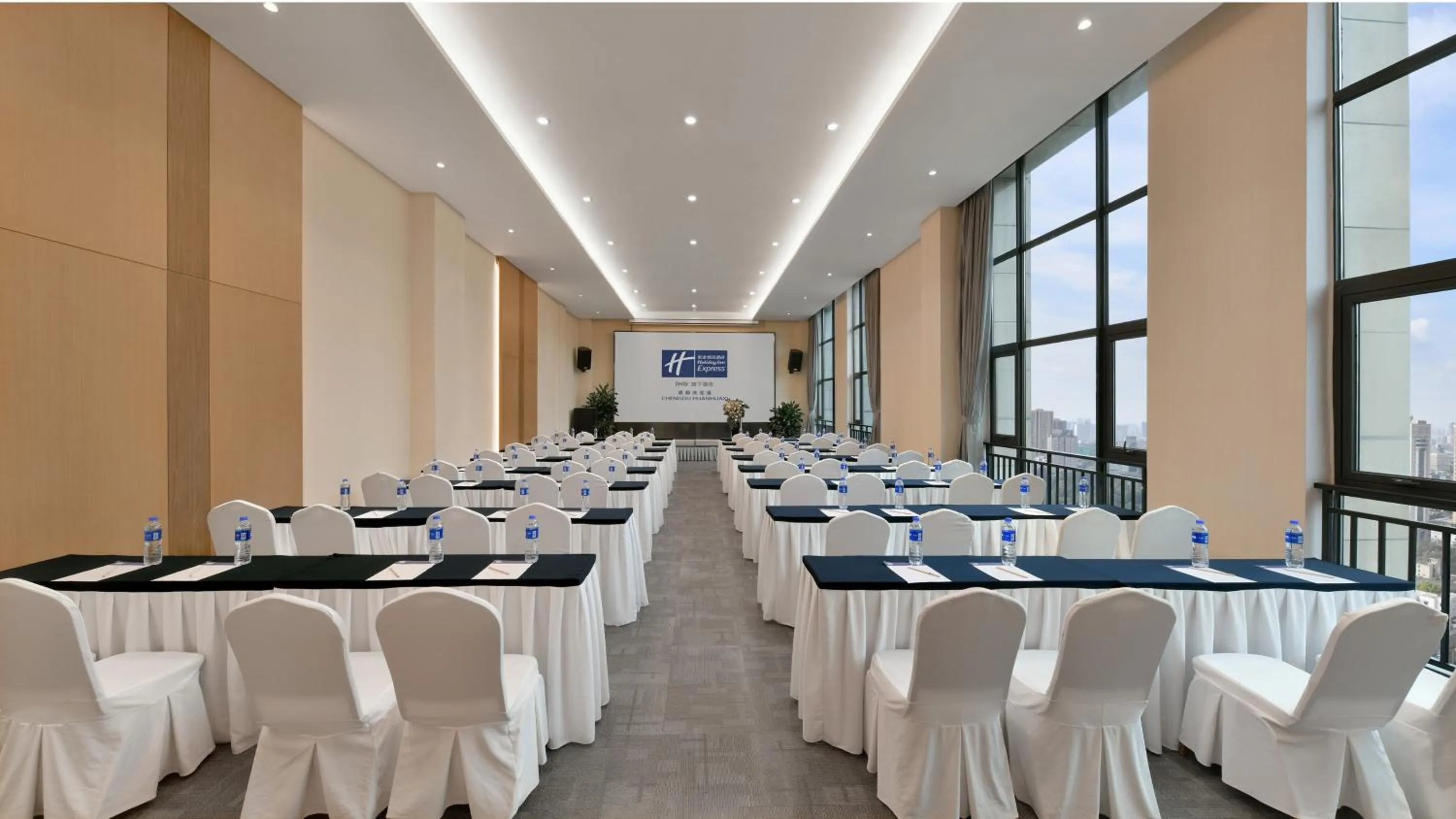 Meeting/conference room in Holiday Inn Express Chengdu Huanhuaxi by IHG-Near Jinsha Site Musem,Near Wuhou Temple Museum,Welcome drinks,Free gym,Free self-service laundry