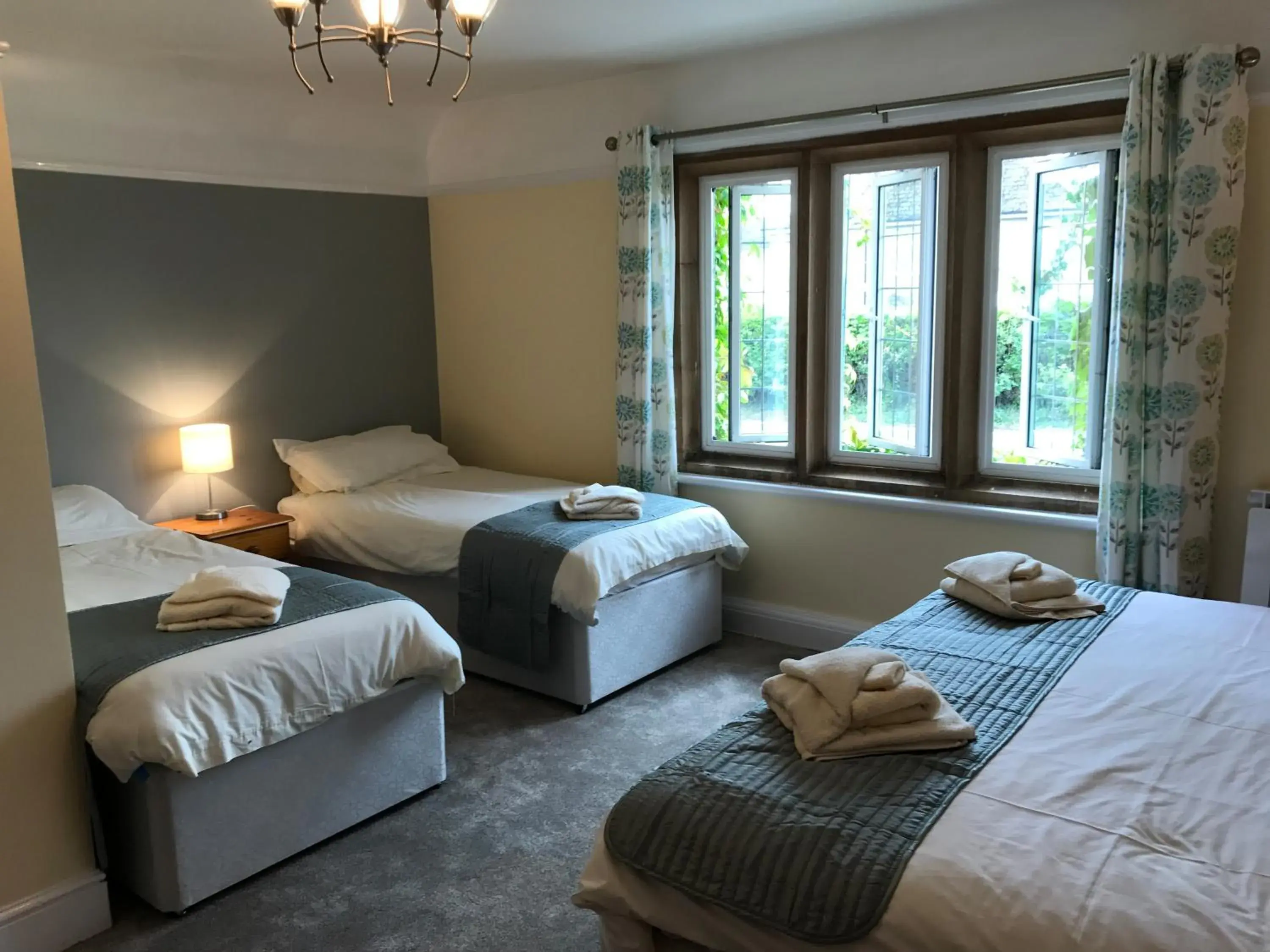 Bedroom in Halfway House Inn Country Lodge