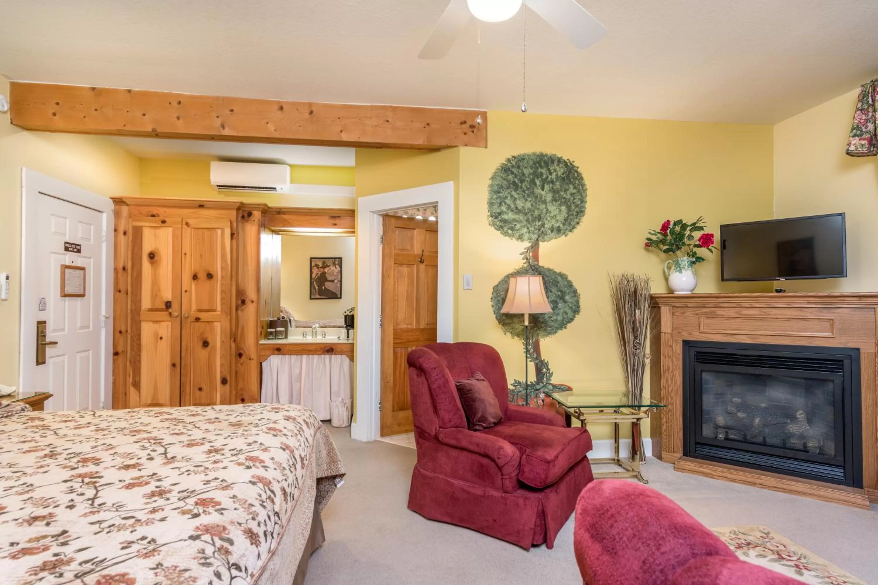 TV and multimedia, Bed in Highland Lake Inn & Resort - Flat Rock
