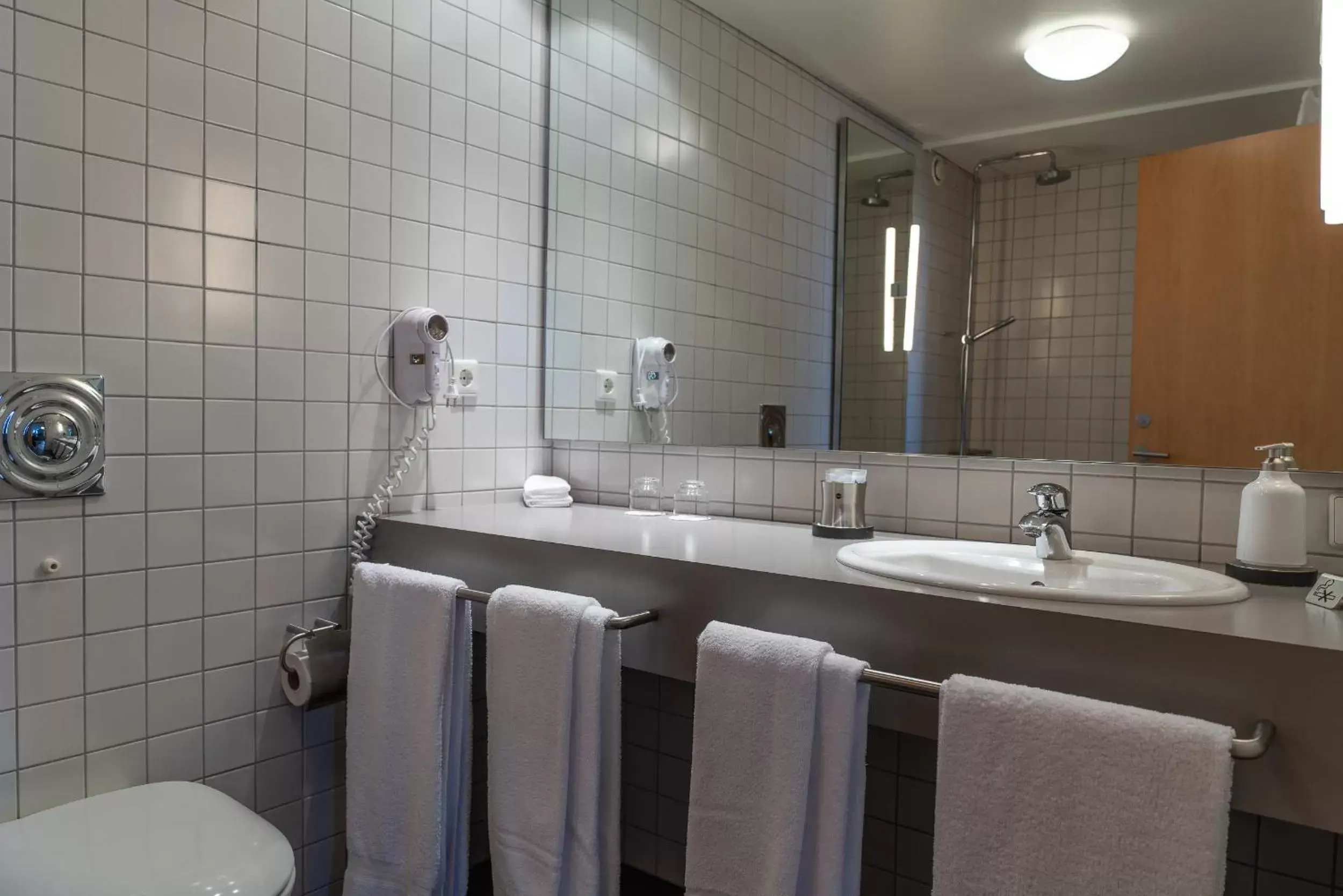 Toilet, Bathroom in Hotel Isafjördur - Torg