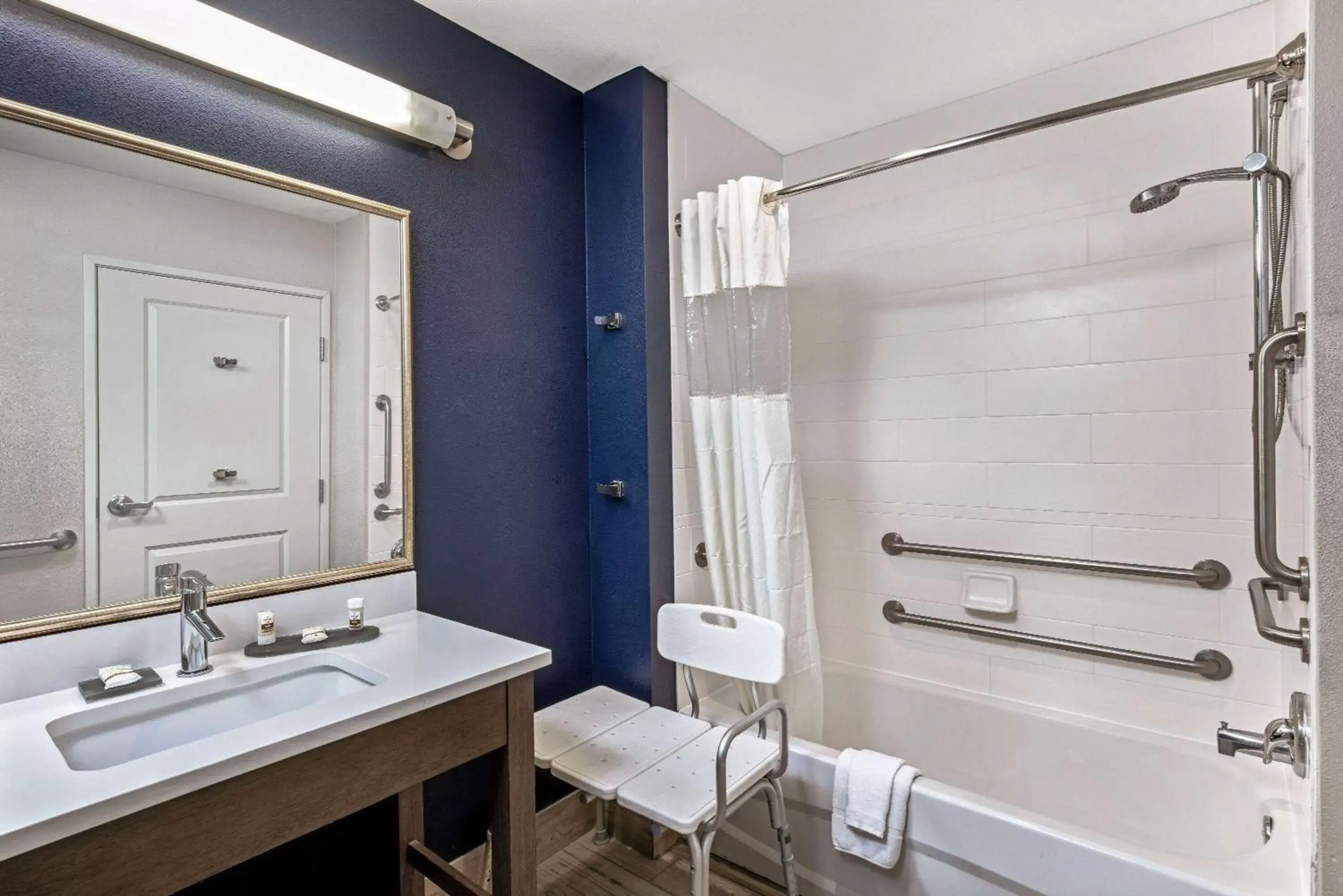 Bathroom in La Quinta by Wyndham Kingman Bathroom in La Quinta by Wyndham Kingman