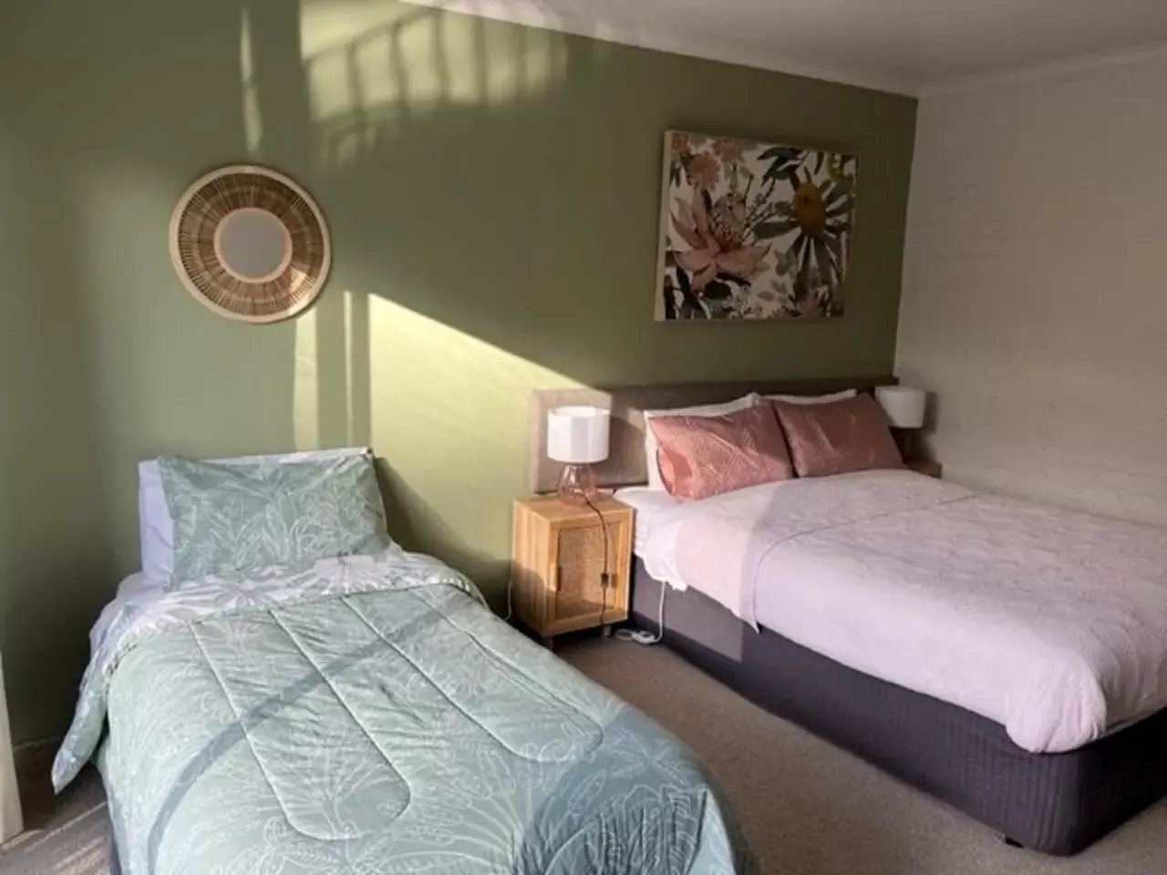 Bedroom, Bed in Riverbank Park MOTEL