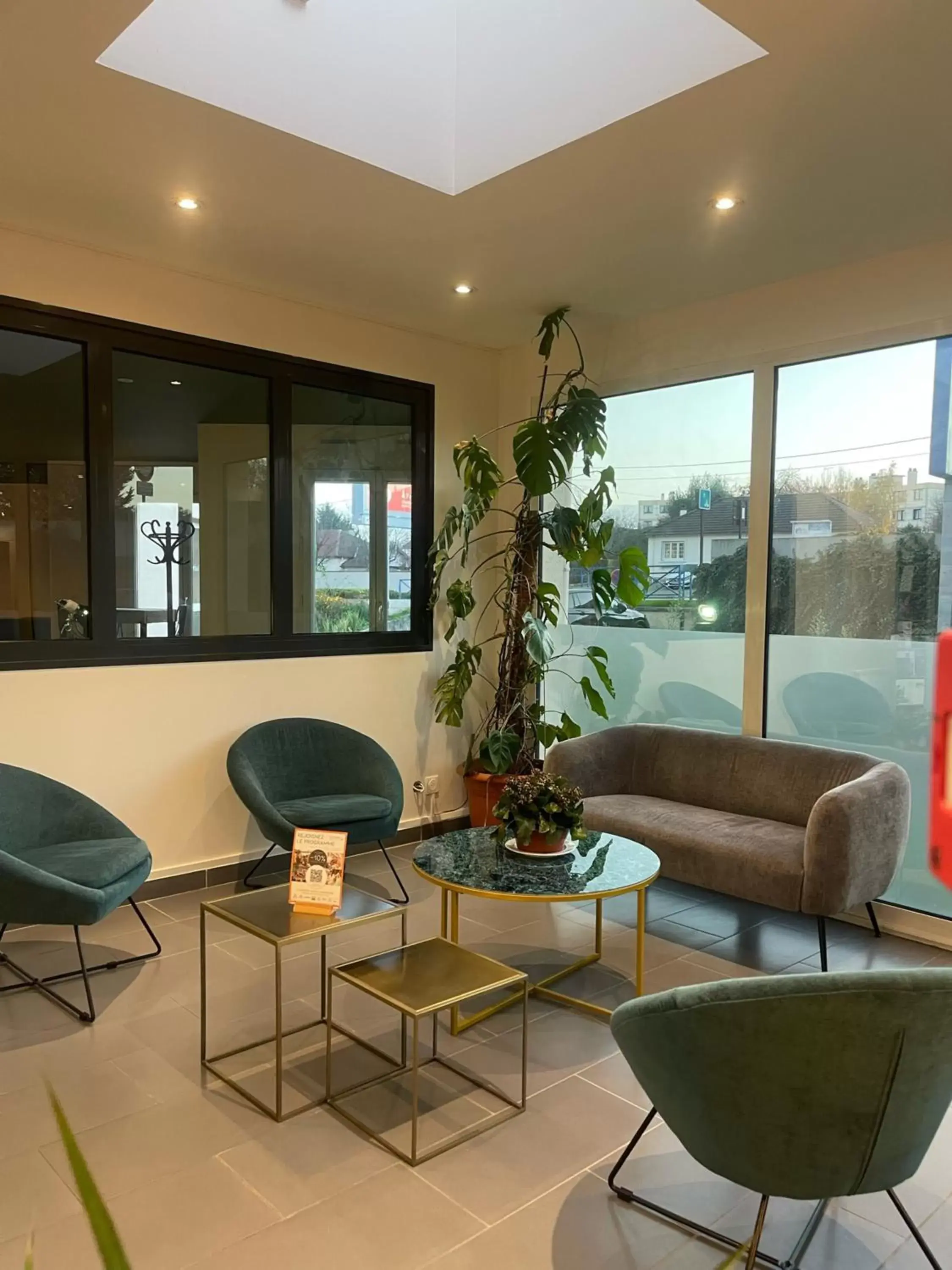 Living room, Lobby/Reception in Kyriad Saint Fargeau Ponthierry - Apollonia