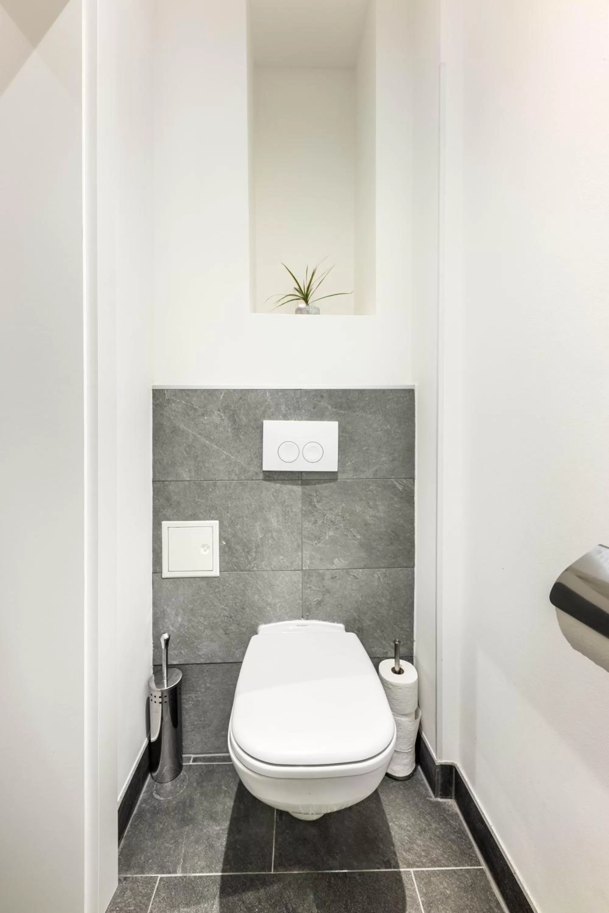 Toilet in Jimmy's Apartments Emerald