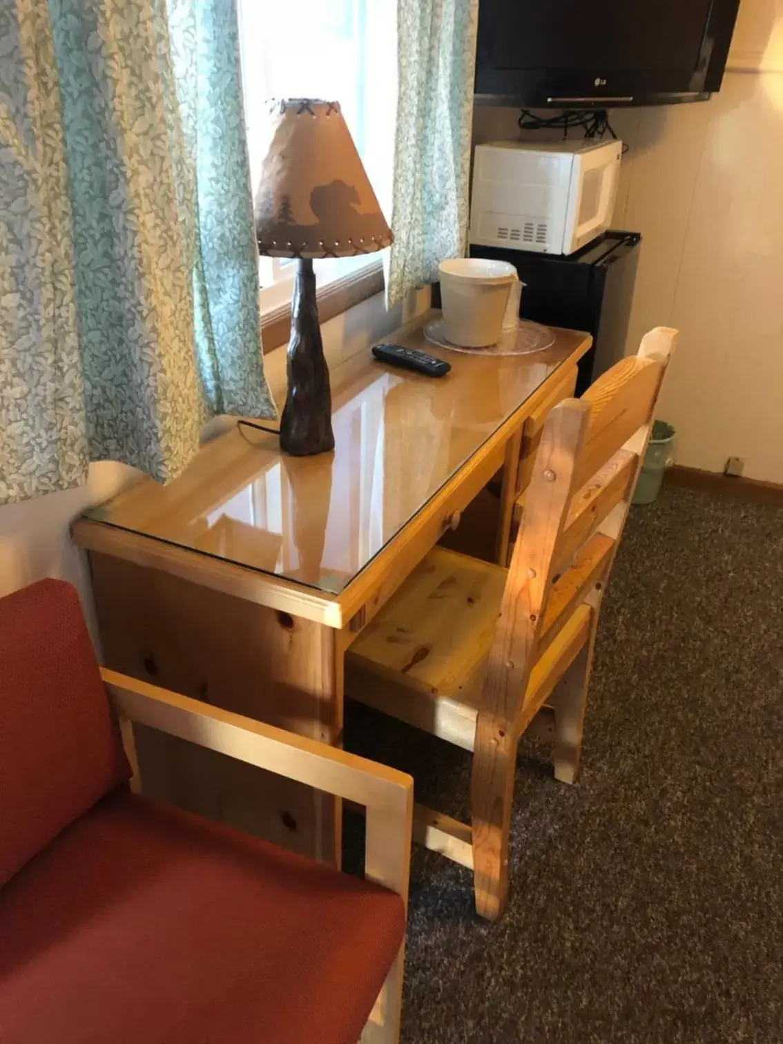 Bedroom, Seating Area in Holiday Motel