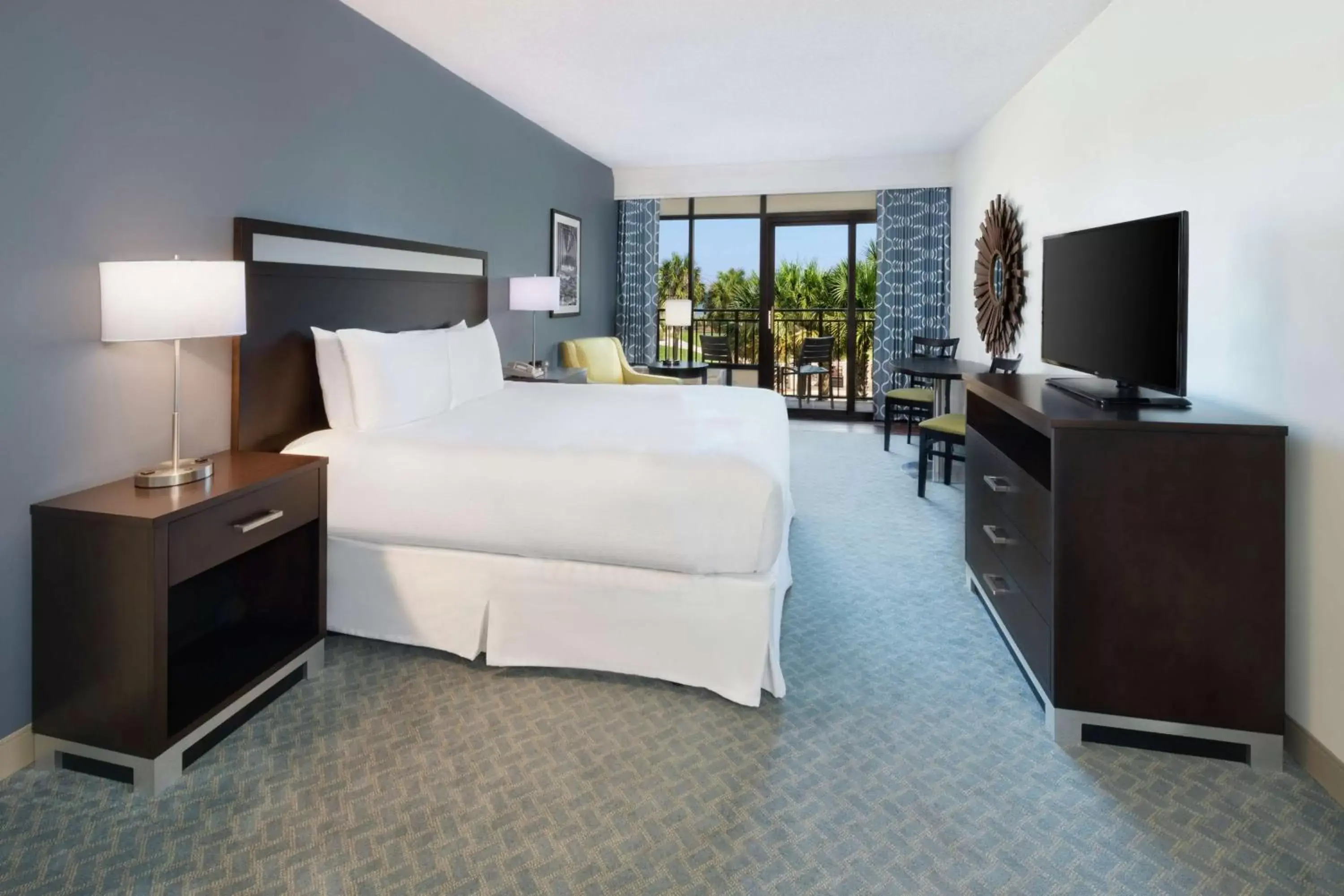 Bed, TV/Entertainment Center in DoubleTree Resort by Hilton Myrtle Beach Oceanfront