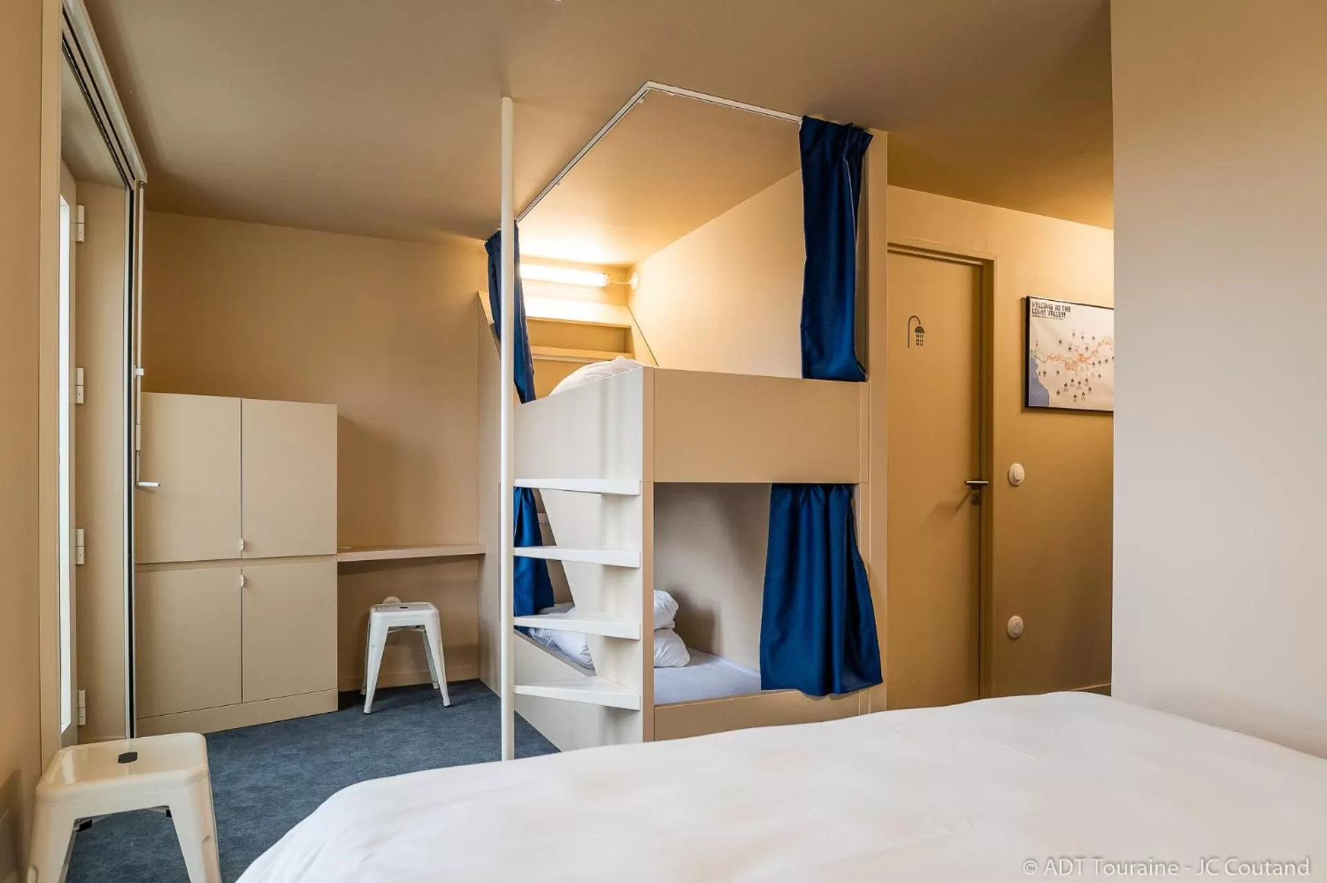 Photo of the whole room, Bed in The People - Tours