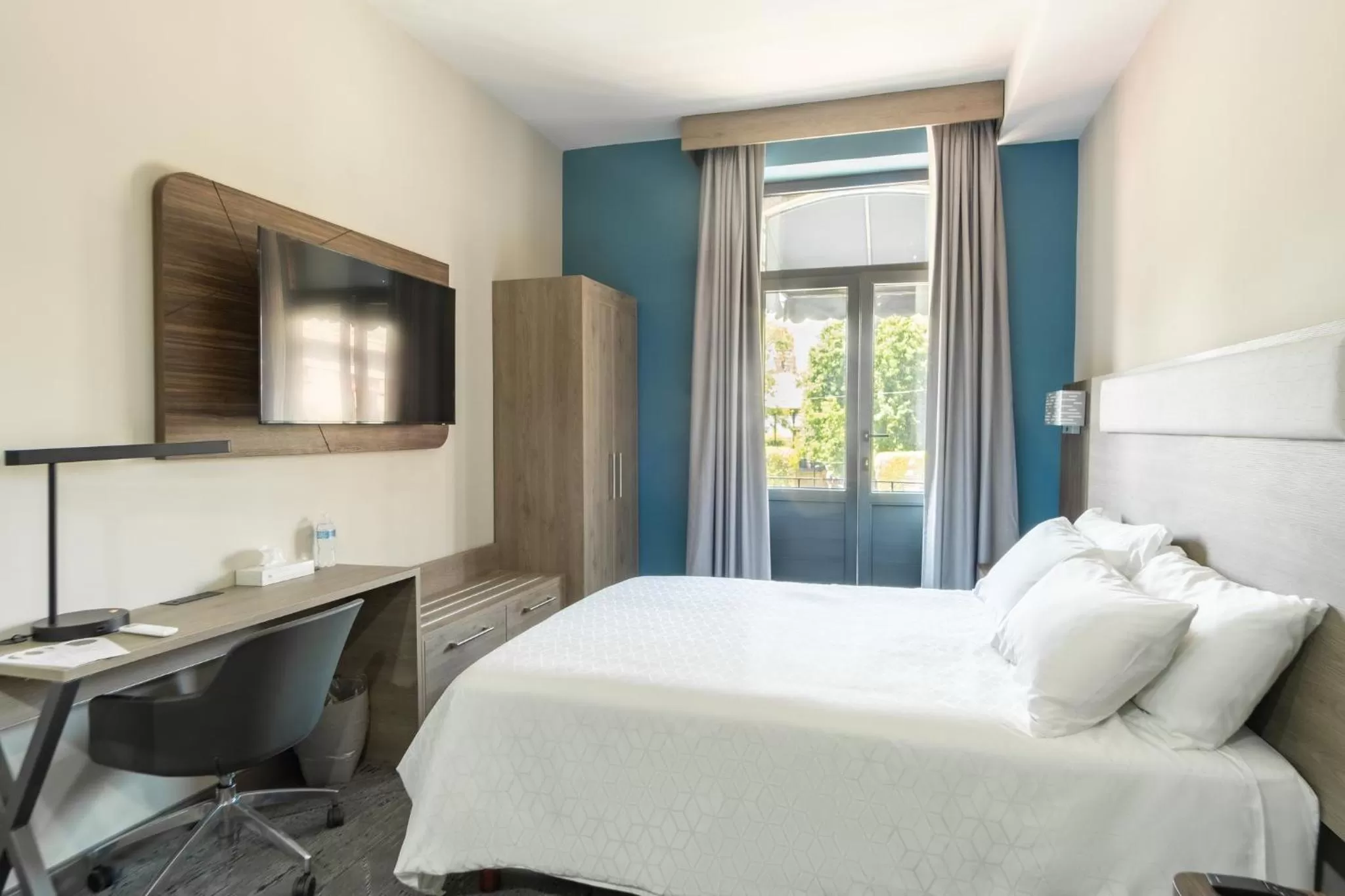 Photo of the whole room, Bed in Holiday Inn Express Morelia Centro Historico