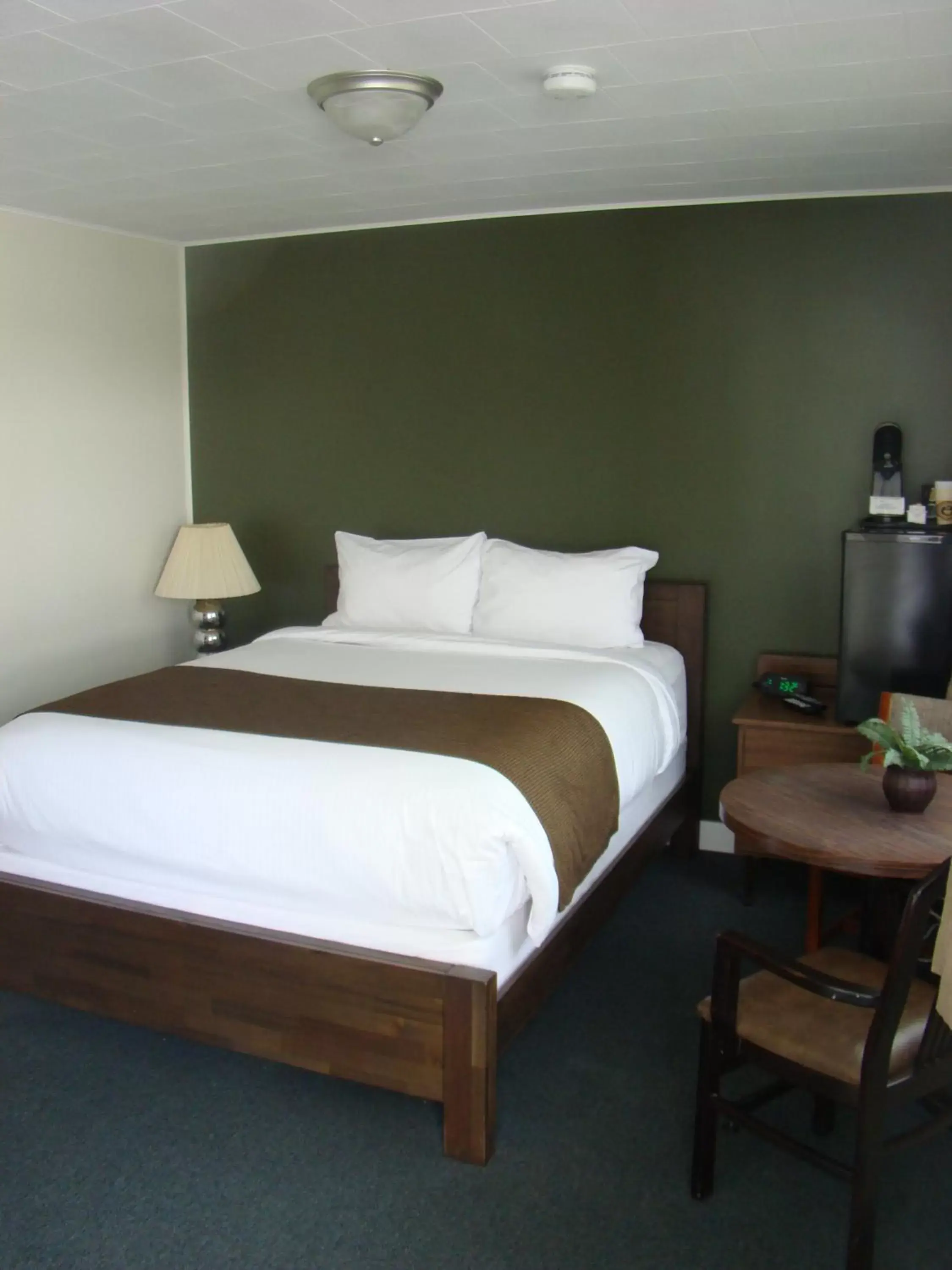 Bedroom, Bed in Paddock Inn