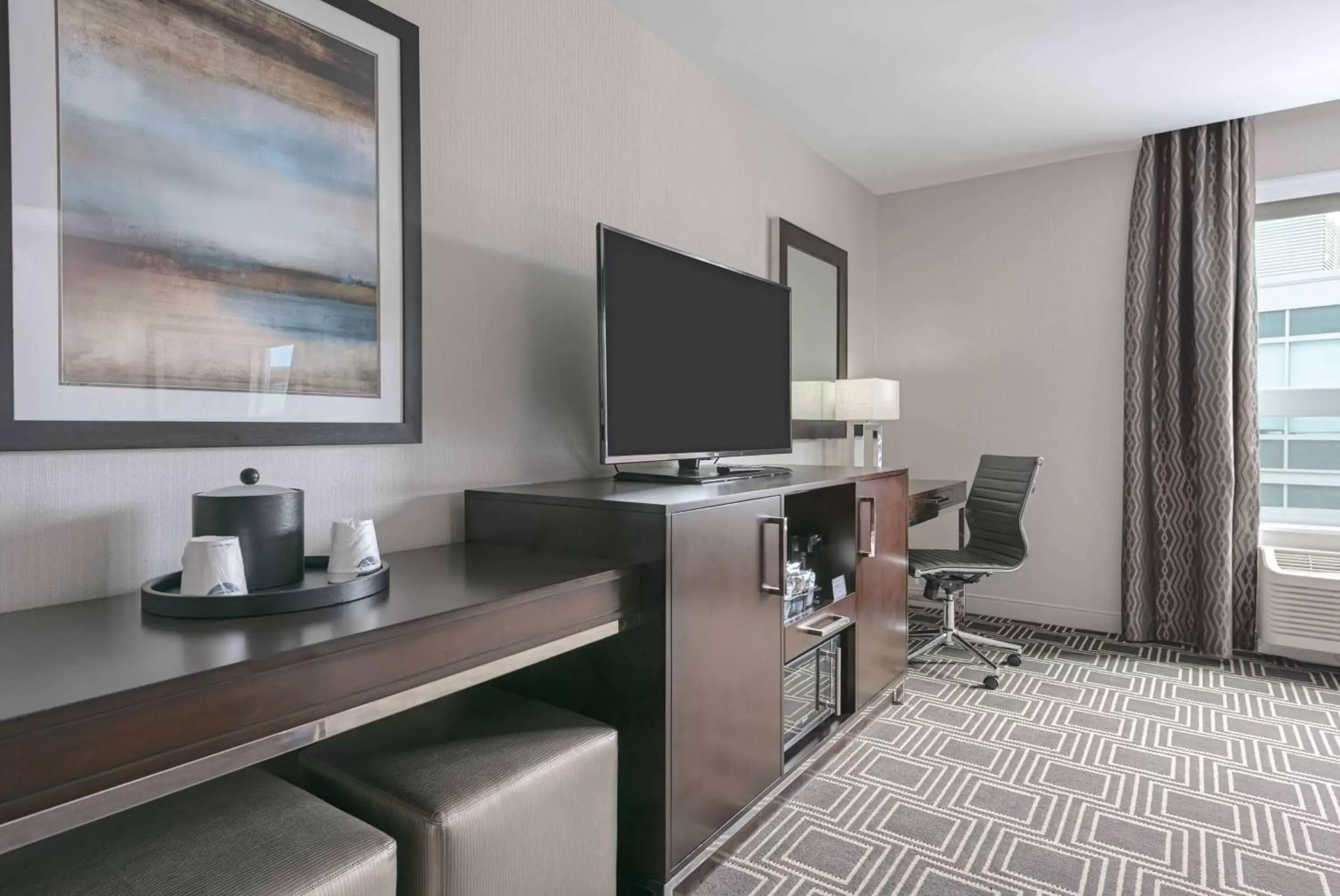 Bed, TV/Entertainment Center in Hampton Inn & Suites-Worcester, MA