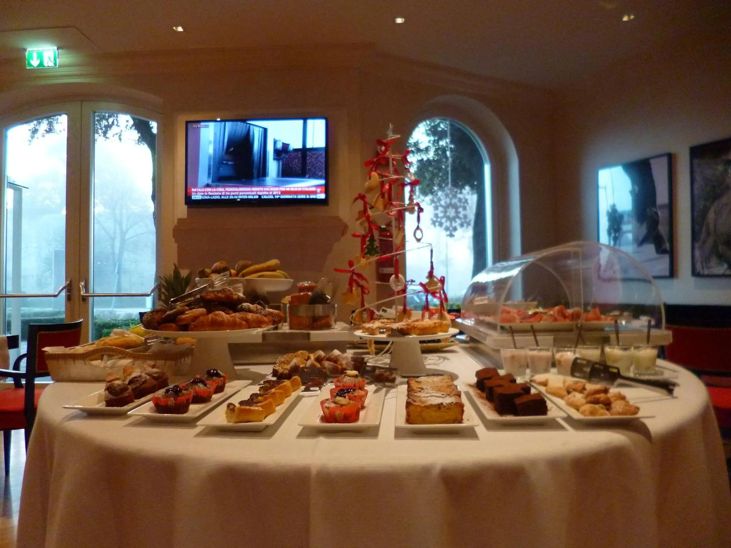 Restaurant/places to eat in Siri Hotel