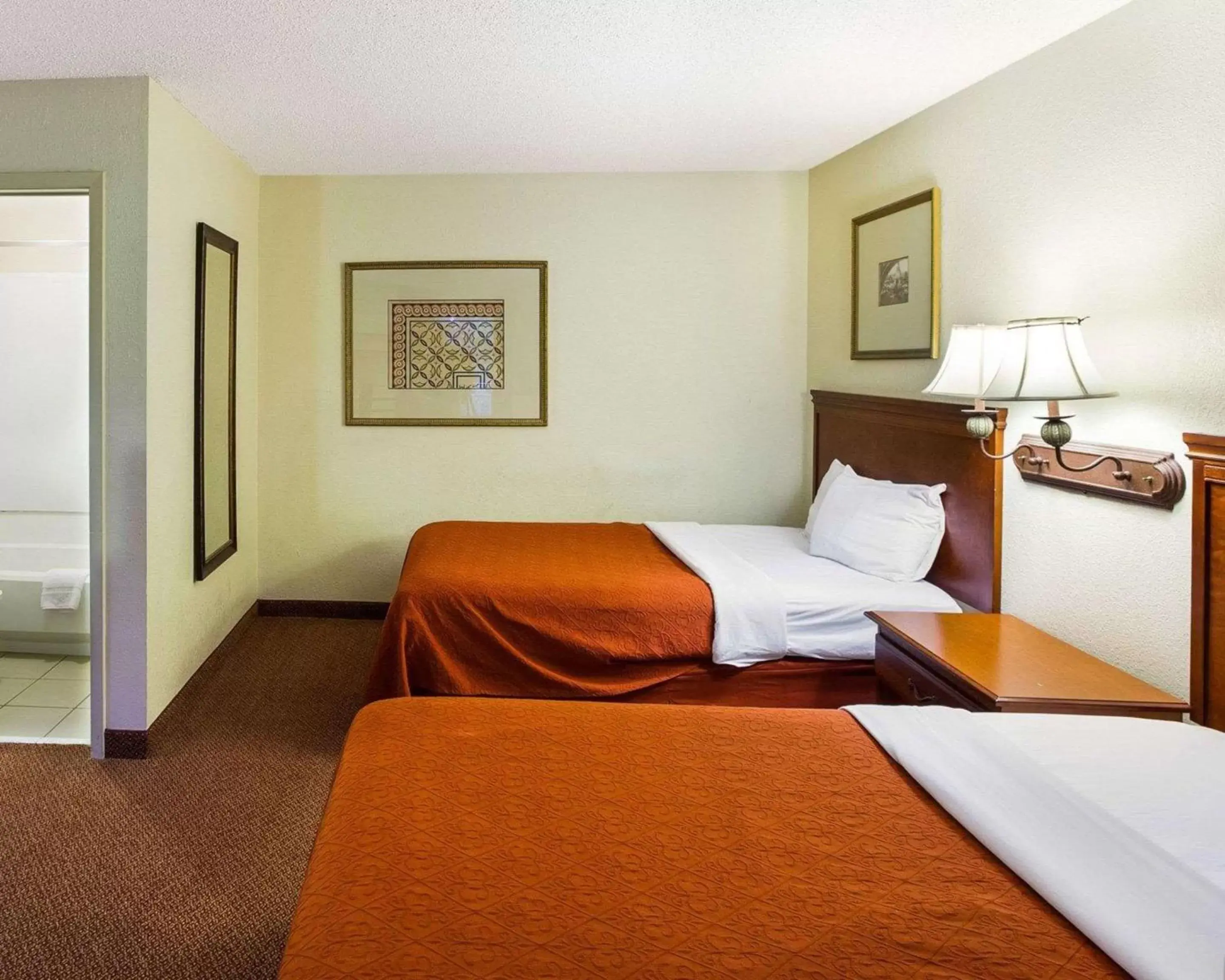 Photo of the whole room, Bed in Rodeway Inn & Suites South of Fiesta Park