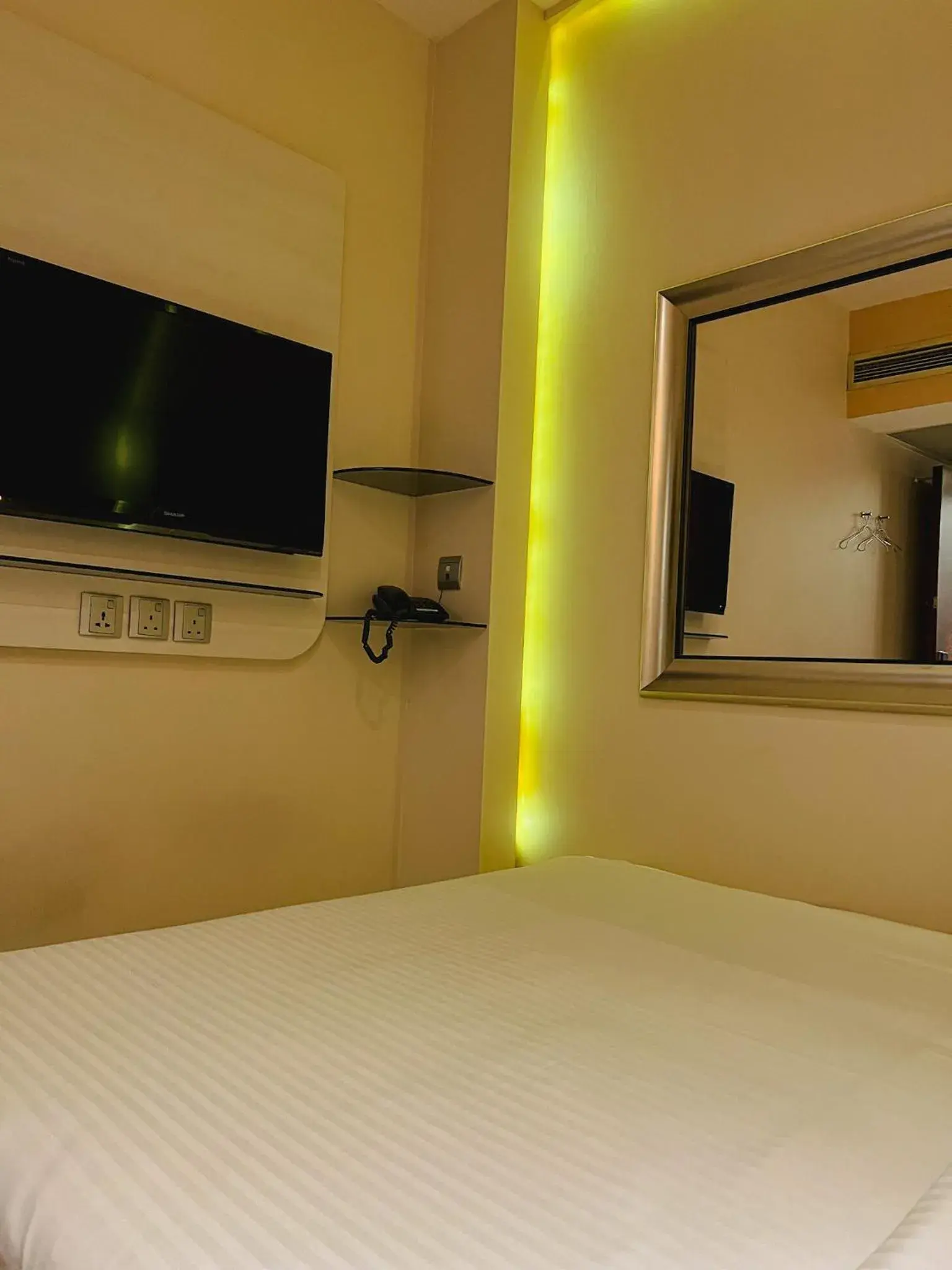 Bed, TV/Entertainment Center in Fragrance Hotel - Viva