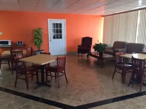 Seating area, Restaurant/Places to Eat in Howard Johnson by Wyndham Winter Haven FL