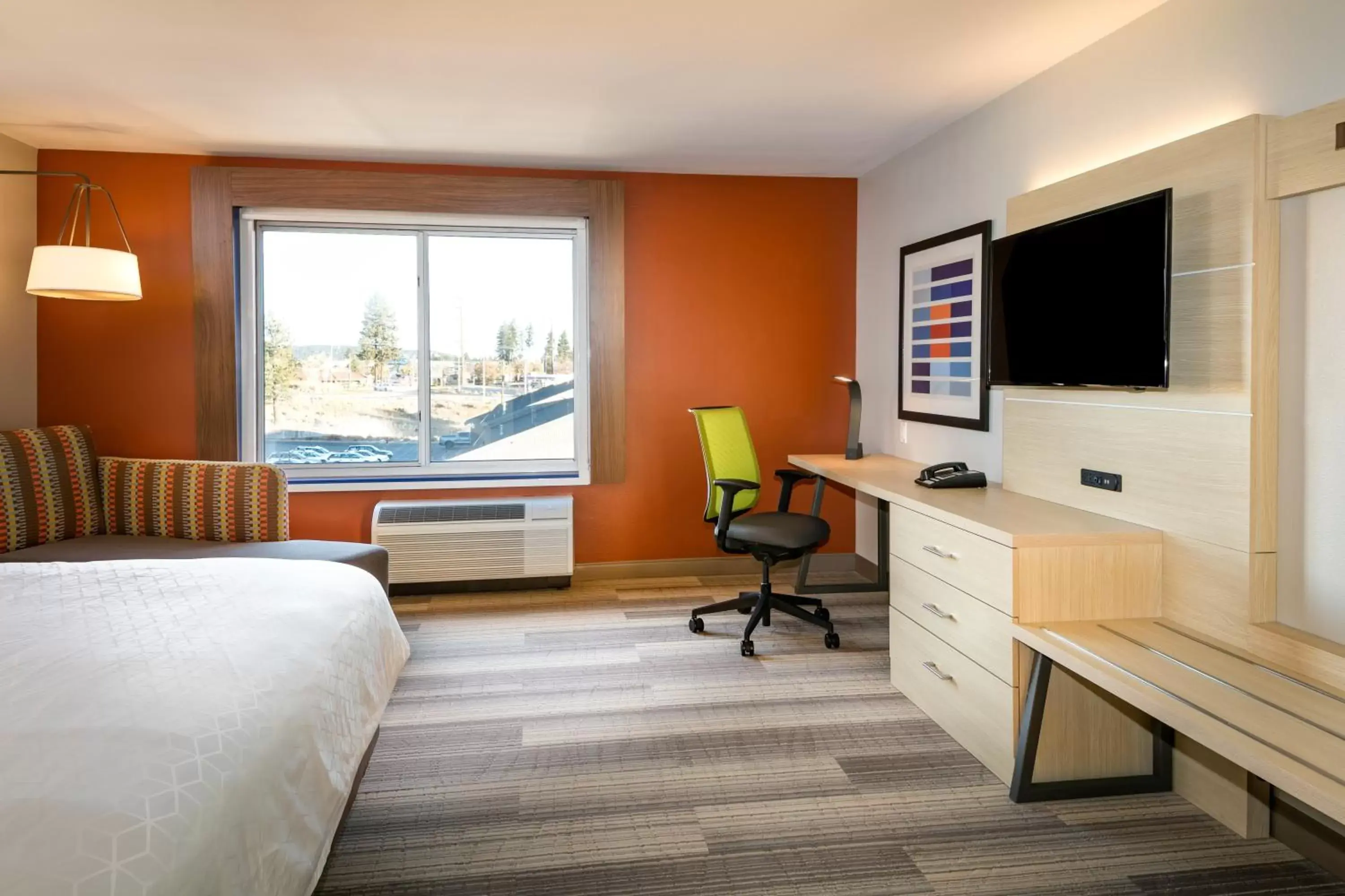 Photo of the whole room, TV/Entertainment Center in Holiday Inn Express & Suites - Bend South, an IHG Hotel