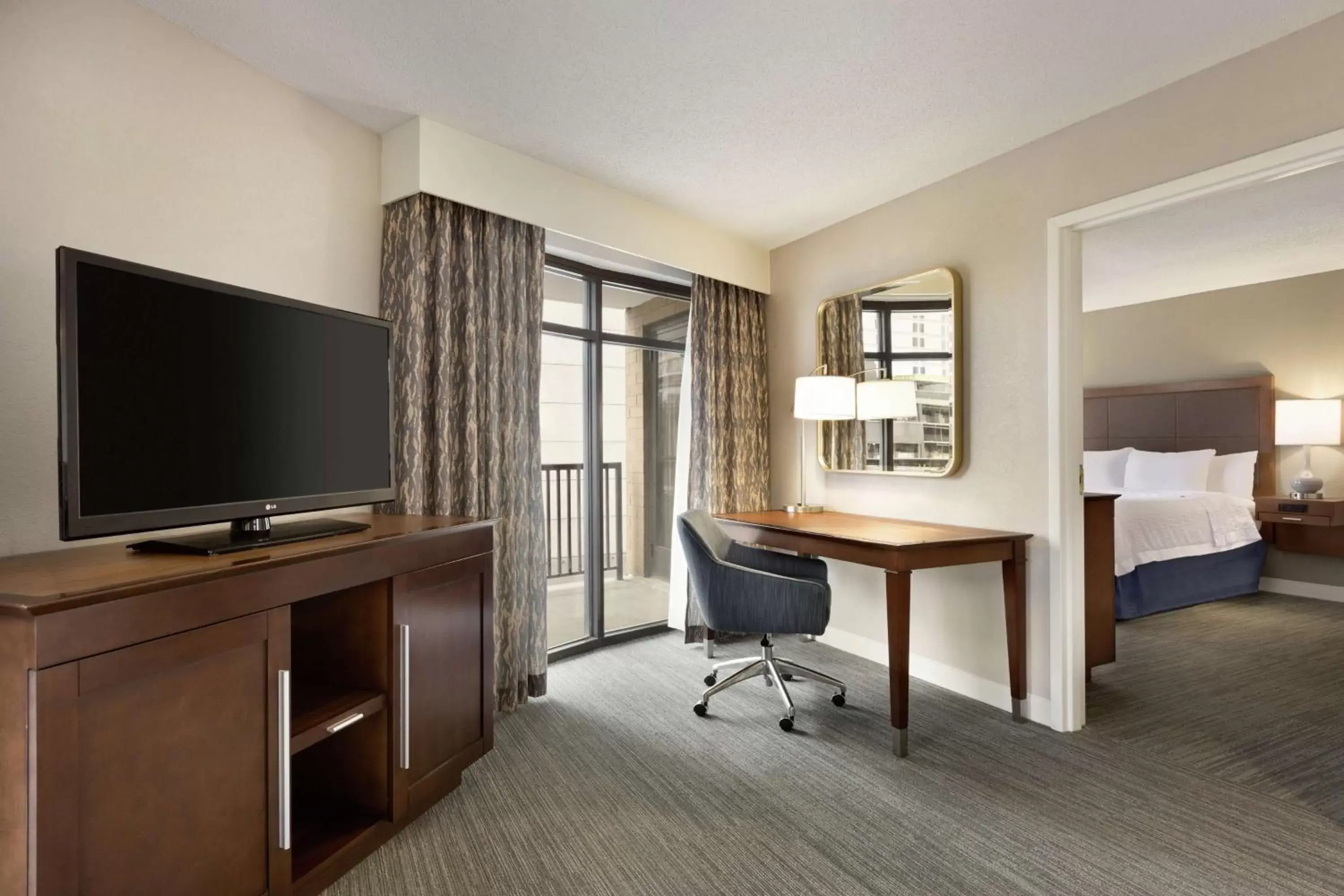 Bedroom, TV/Entertainment Center in Hampton Inn & Suites Nashville-Downtown