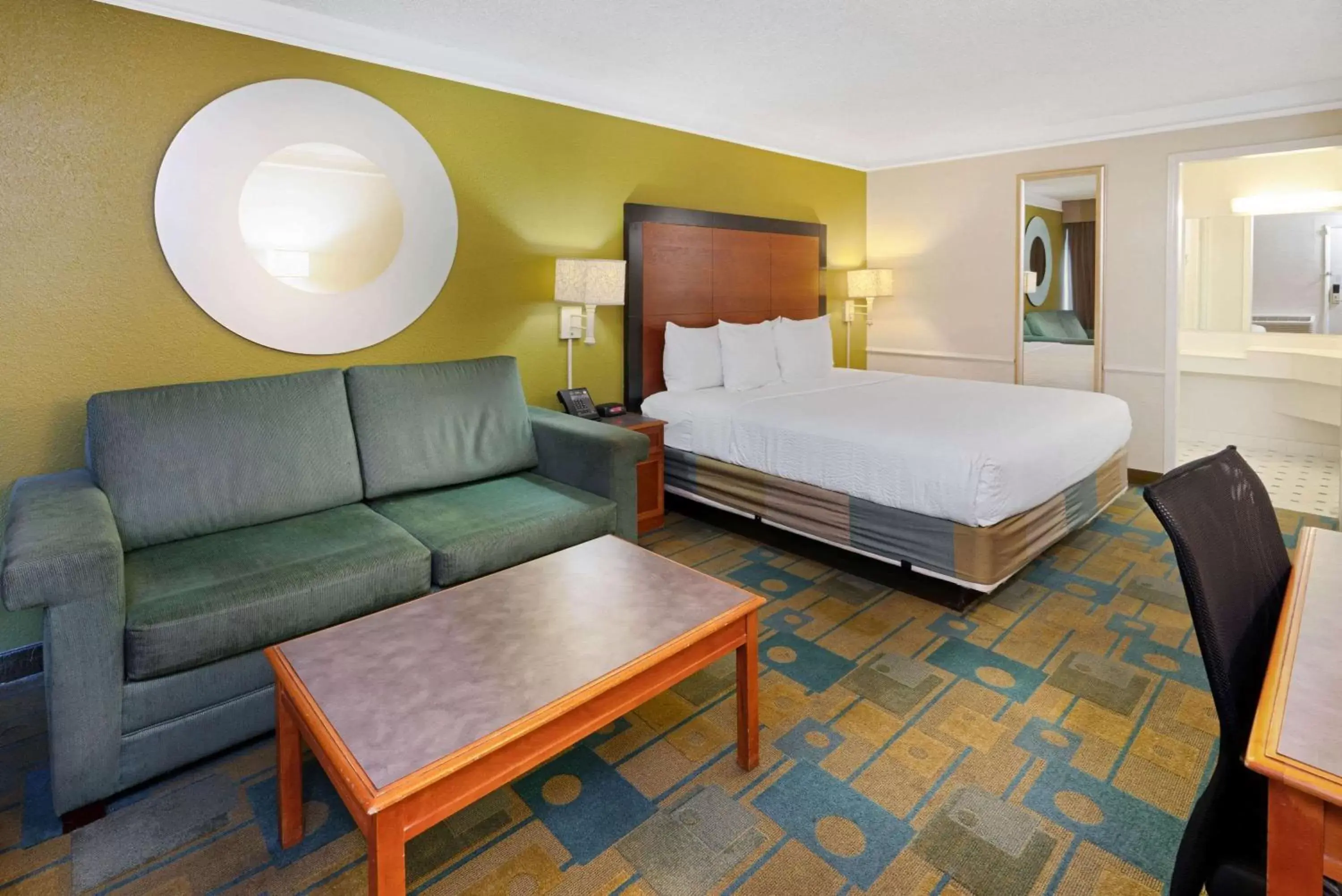 Photo of the whole room, Bed in La Quinta Inn by Wyndham Phoenix North